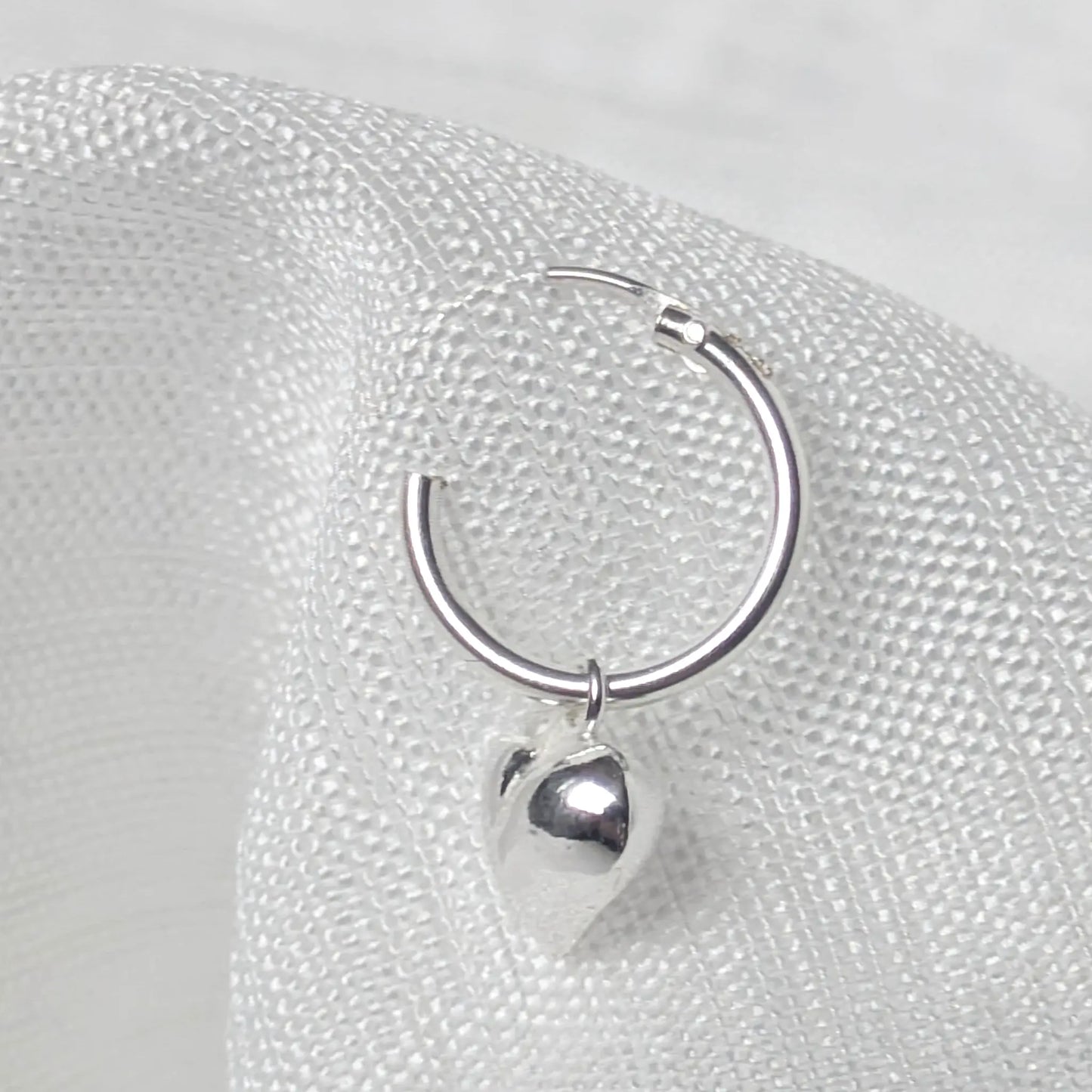 Frontale Ansicht eines silbernen Herz-Ohrringe aus 925 Sterling Silber mit beweglichen, prallen Herz-Motiven