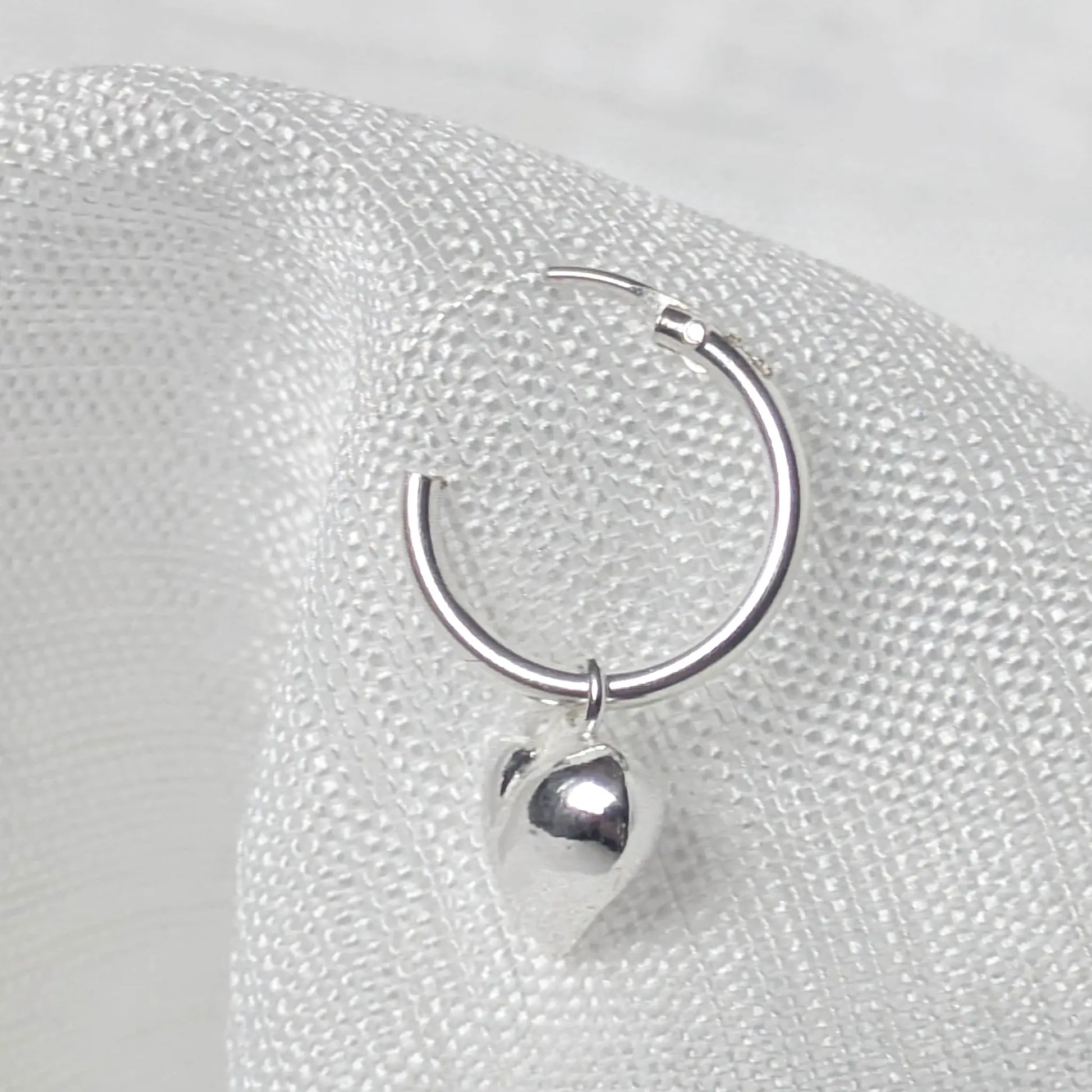 Frontale Ansicht eines silbernen Herz-Ohrringe aus 925 Sterling Silber mit beweglichen, prallen Herz-Motiven