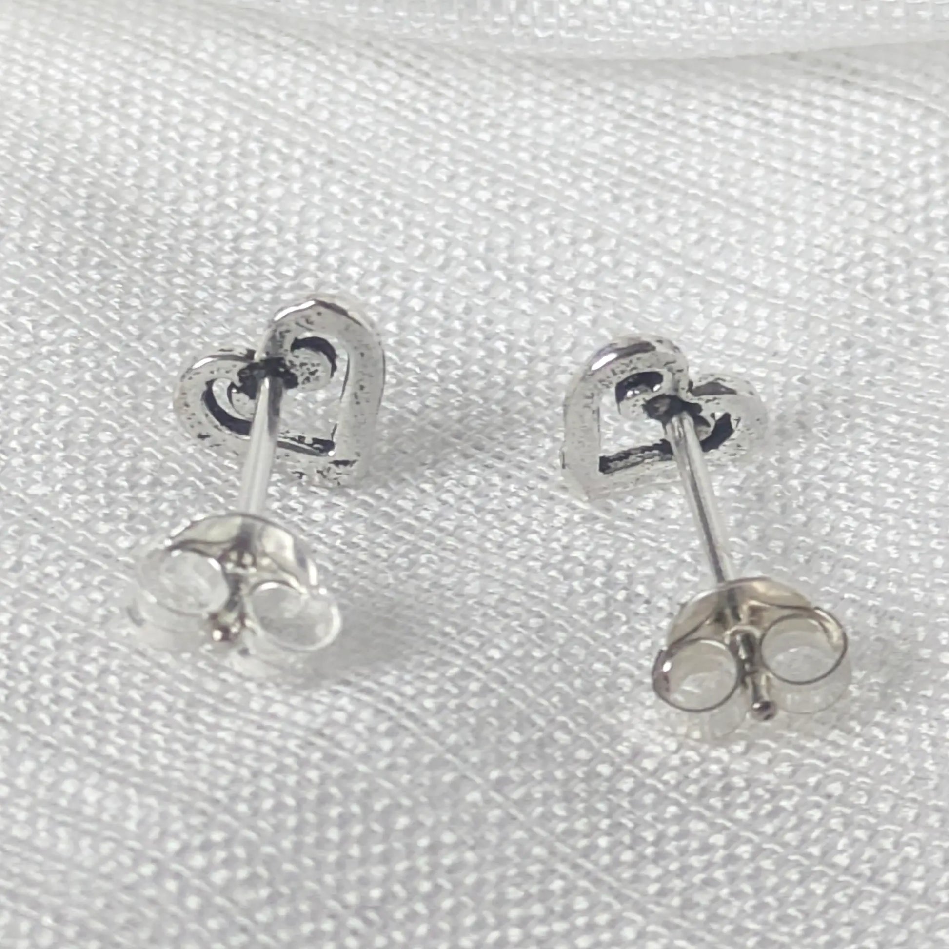 Rückseite der Herz-Ohrringe mit Verschluss (Ohrmutter / Schmetterlingsverschluss) aus echtem 925 Sterling Silber.