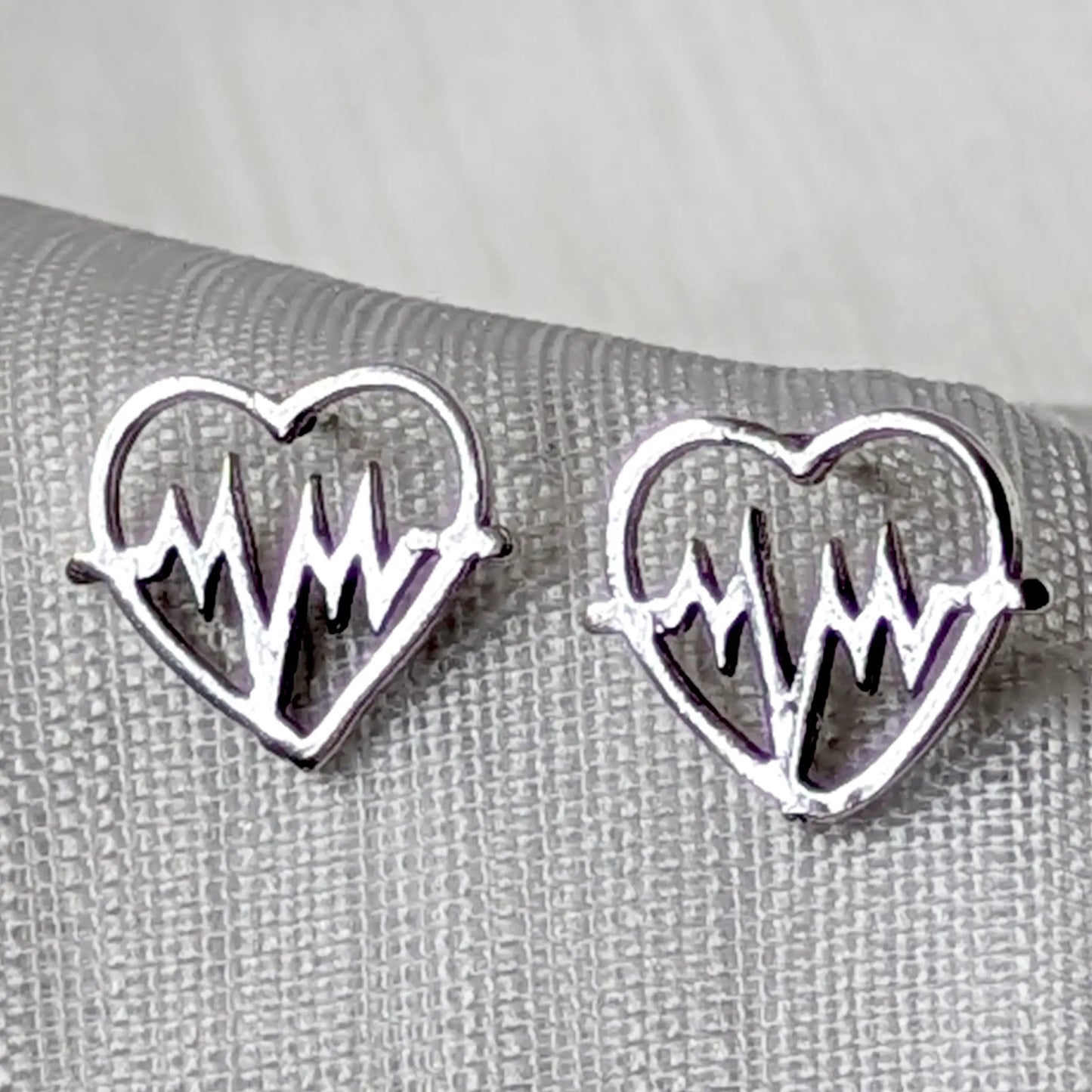 Filigrane Ohrstecker Herzschlag aus glänzendem 925 Sterling Silber mit EKG-Motiv in der Detailansicht