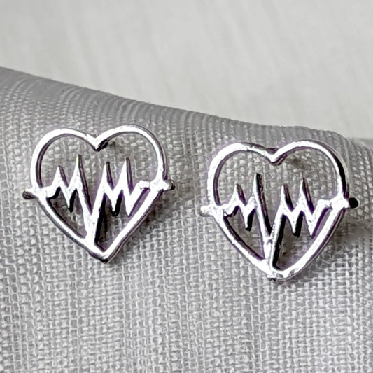 Filigrane Ohrstecker Herzschlag aus glänzendem 925 Sterling Silber mit EKG-Motiv in der Detailansicht