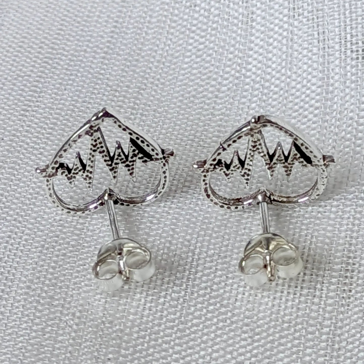 Rückseite der EKG Herz-Ohrstecker aus Silber mit Echtsilber-Stempel 925 und festem Poussetten-Verschluss
