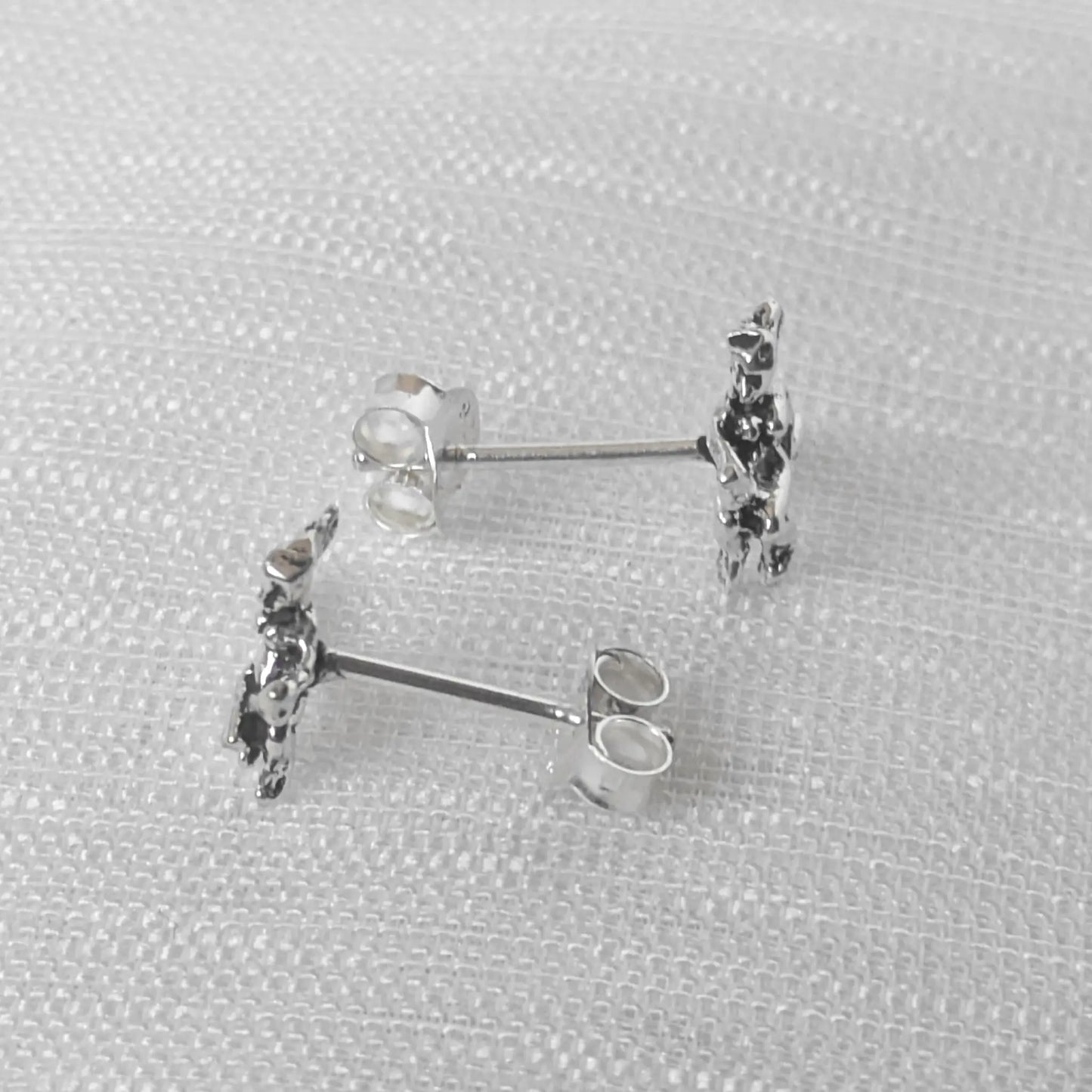 Seitliche Detailansicht der Hexen-Ohrstecker aus echtem Silber zur Veranschaulichung der plastischen Ausarbeitung.