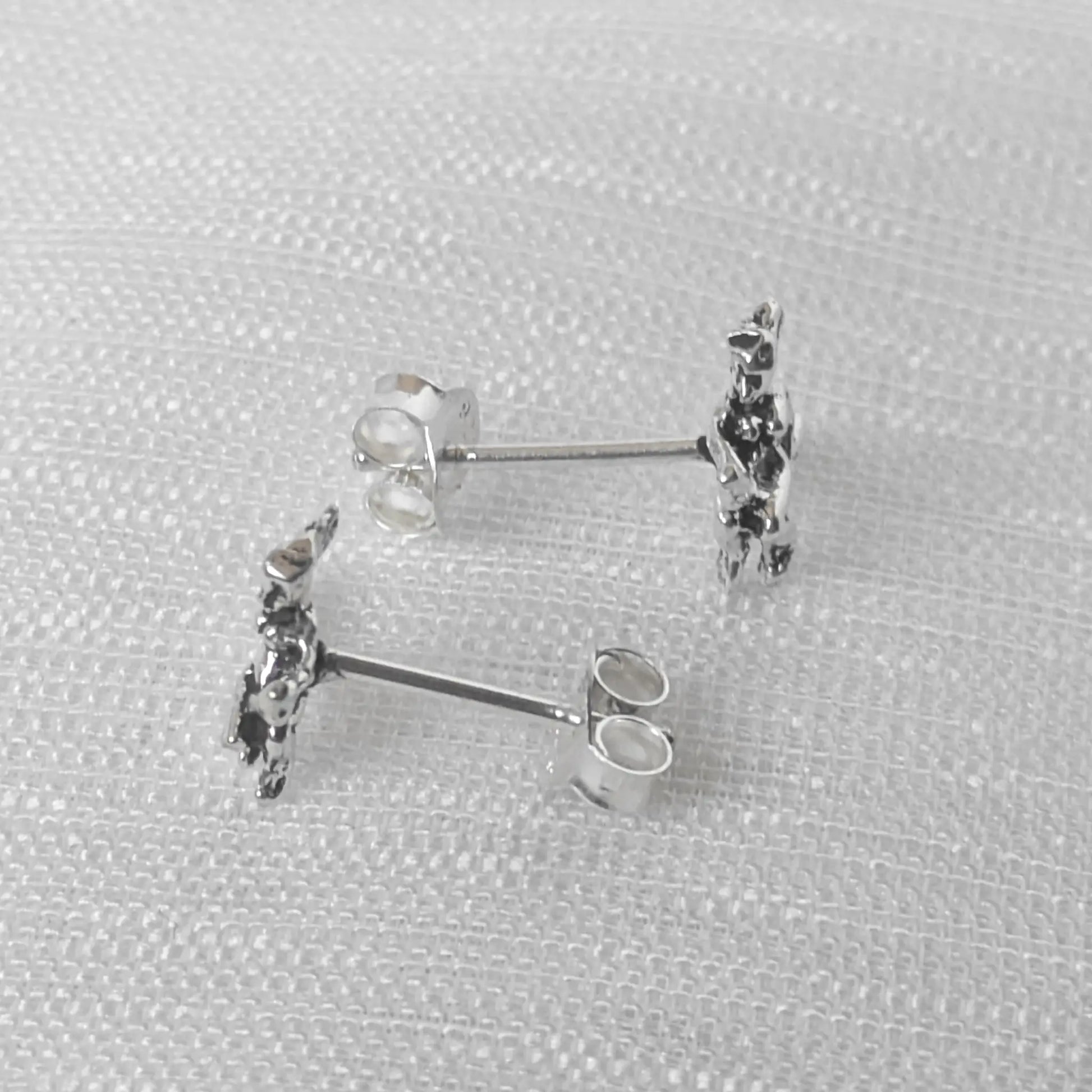 Seitliche Detailansicht der Hexen-Ohrstecker aus echtem Silber zur Veranschaulichung der plastischen Ausarbeitung.