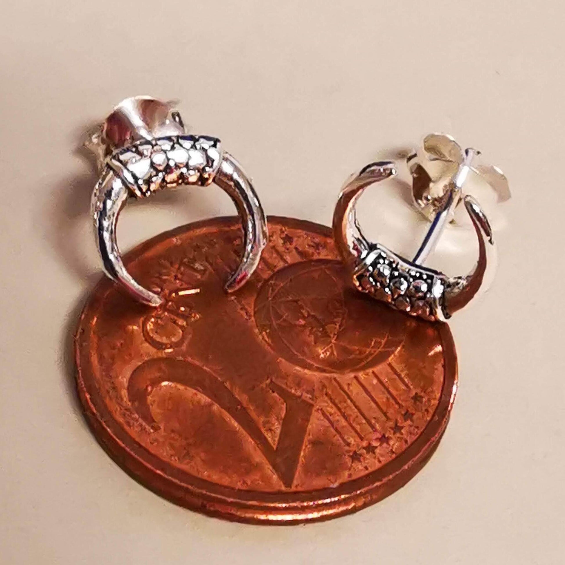 1 Paar Ohhringe aus Sterlingsilber im ausgefallenen Design im Groeßenverhältnis zu einer 2 Cent-Münze