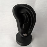 Lade das Bild in den Galerie-Viewer, Romantische 'I Love You' Silberstecker an einem Modell-Display zur Veranschaulichung der Größe am Ohr.
