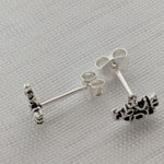 Lade das Bild in den Galerie-Viewer, Seitenansicht der Liebes-Ohrringe aus 925 Silber; zeigt die plastische Tiefe des Schriftzugs im Profil.
