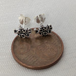 Lade das Bild in den Galerie-Viewer, Größenvergleich der filigranen Botschafts-Ohrringe auf einer 5-Cent-Münze liegend.
