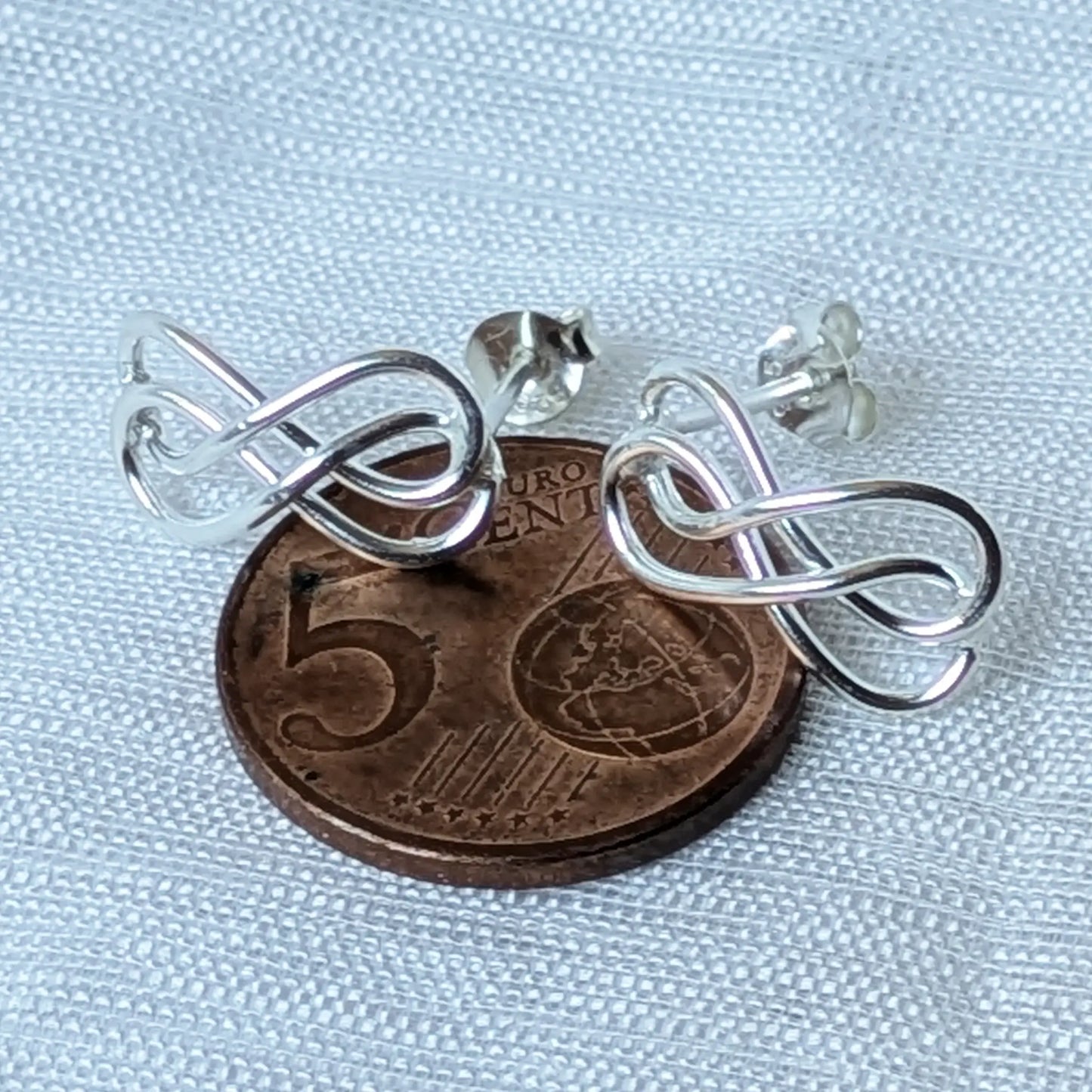 Zarte Unendlichkeit Ohrstecker 925 Silber auf 5-Cent-Münze zum Größenvergleich