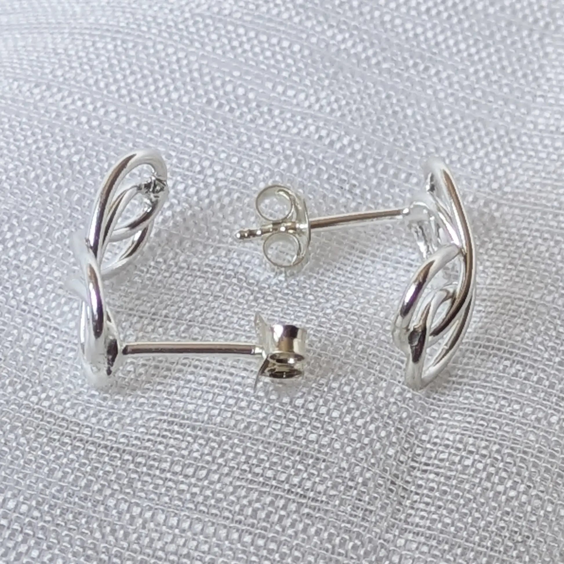 Seitenansicht der Silber Ohrstecker Infinity mit Stift und Ohrmutter