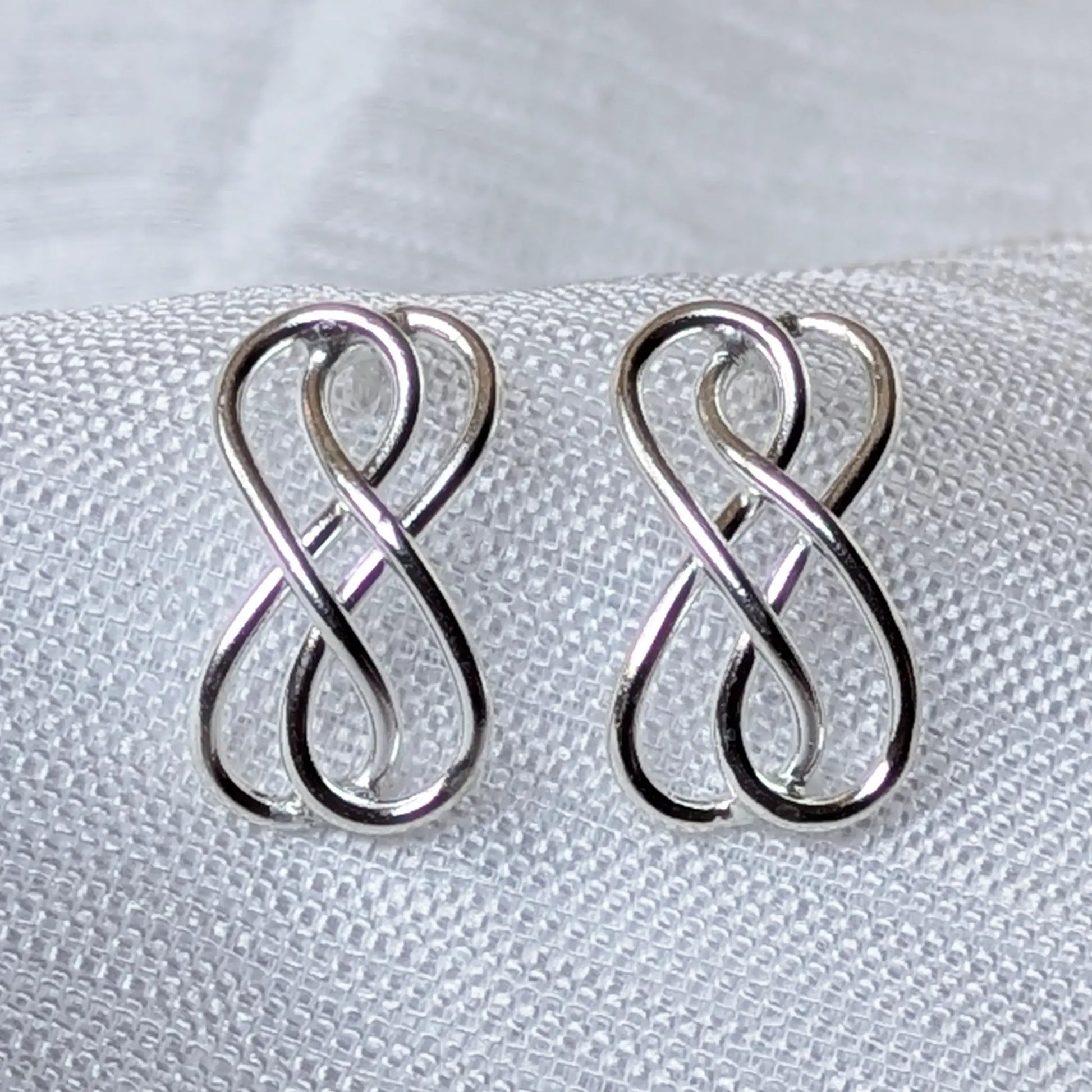 Nahaufnahme Infinity Ohrstecker aus 925 Sterling Silber mit doppelter Unendlichkeitsschleife