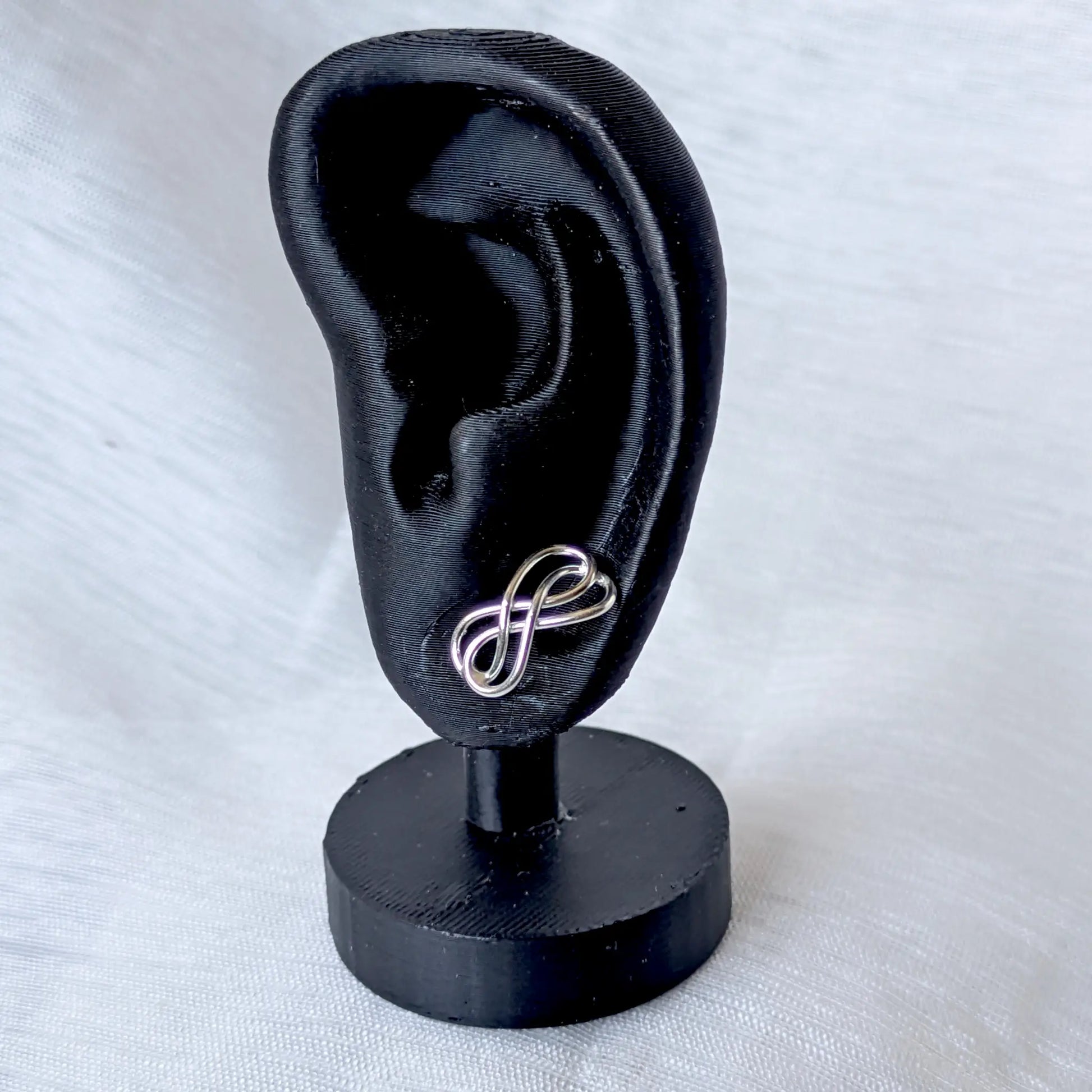 Infinity Ohrstecker 925 Silber getragen am schwarzen Ohr-Display zur Größenansich