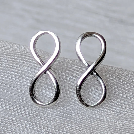 Nahaufnahme der filigranen 925 Silber Infinity Ohrstecker mit glänzender Unendlichkeitsschleife.
