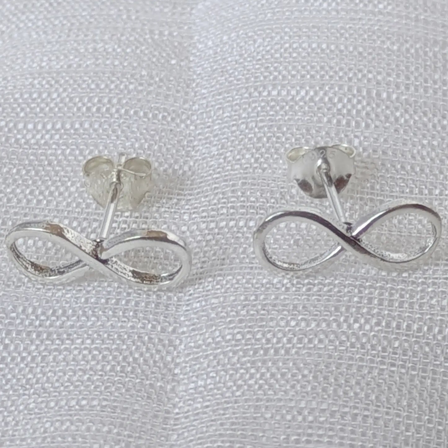 Frontalansicht der Unendlichkeitszeichen Ohrstecker aus echtem 925 Sterling Silber.