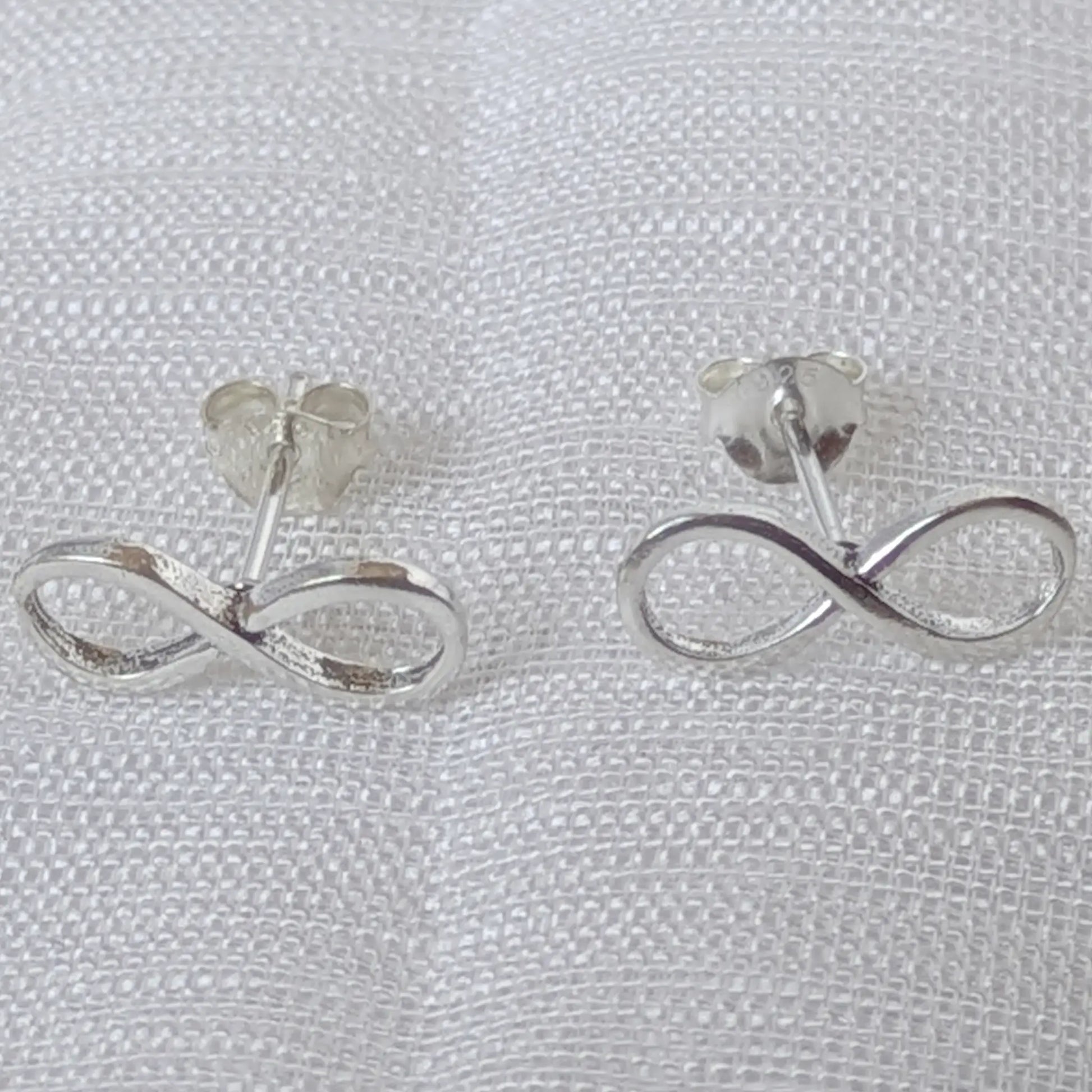 Frontalansicht der Unendlichkeitszeichen Ohrstecker aus echtem 925 Sterling Silber.