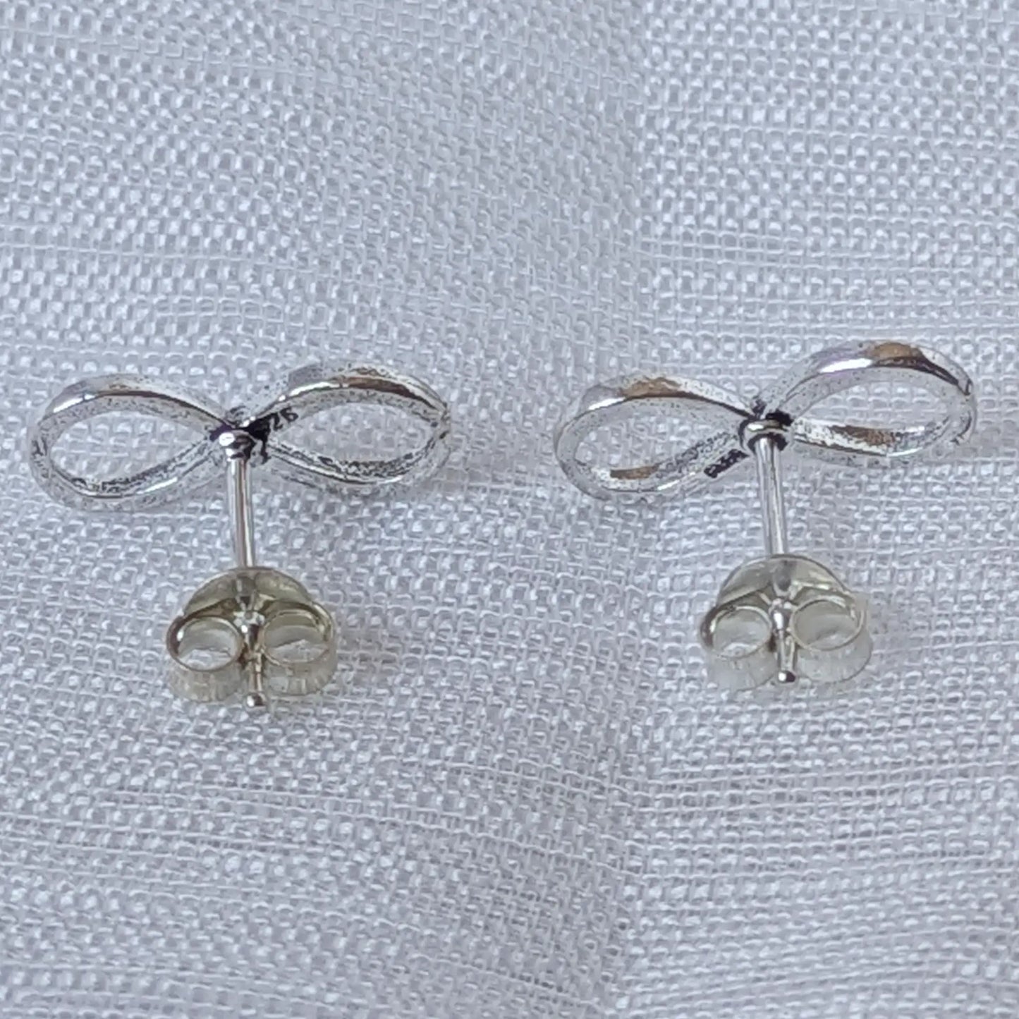 Rückansicht der 925 Silber Ohrstecker mit Silberschmetterling-Verschluss.