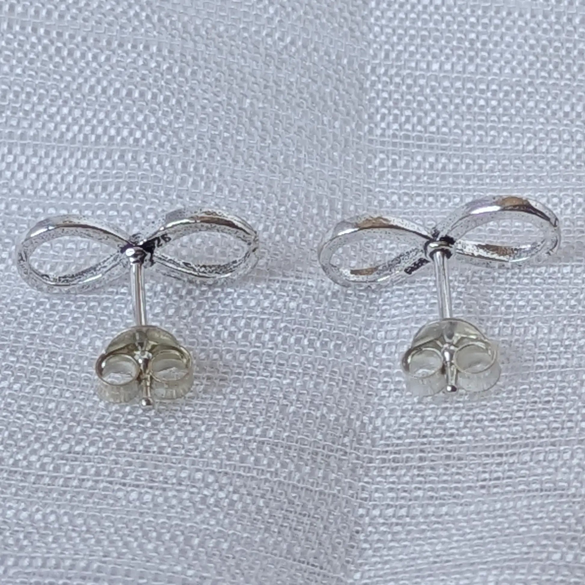Rückansicht der 925 Silber Ohrstecker mit Silberschmetterling-Verschluss.