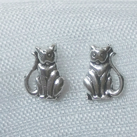 Nahaufnahme von zwei detaillierten Katzen-Ohrsteckern aus 925 Sterling Silber mit antikem Finish im Vintage-Stil.