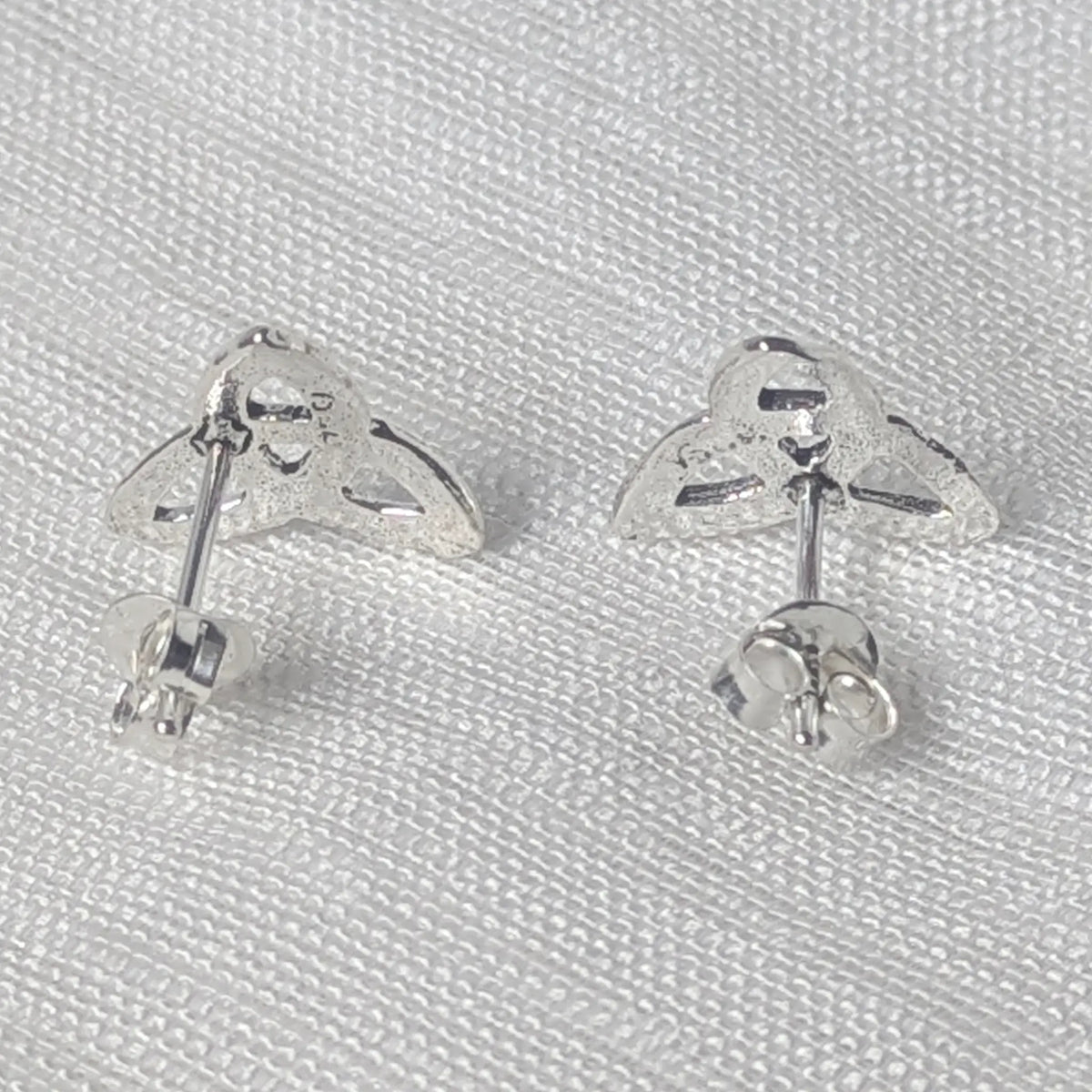 Rückansicht der Triquetra Silberohrstecker mit sicherem Steckverschluss.