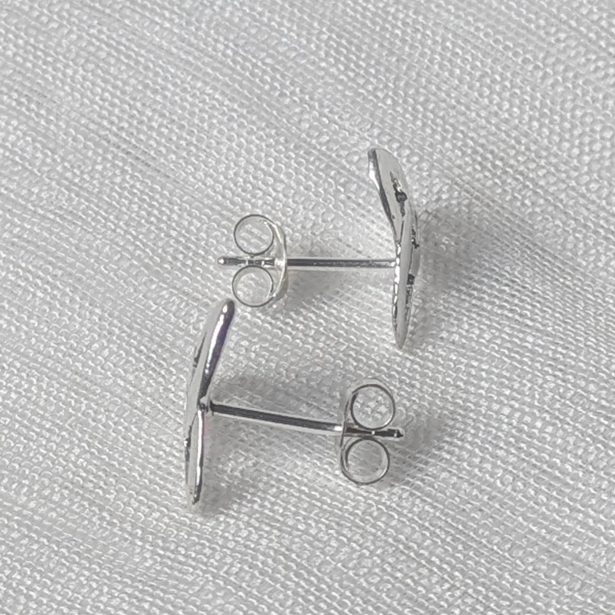 Seitenansicht der flach anliegenden Keltischer-Knoten-Ohrstecker aus 925 Silber.