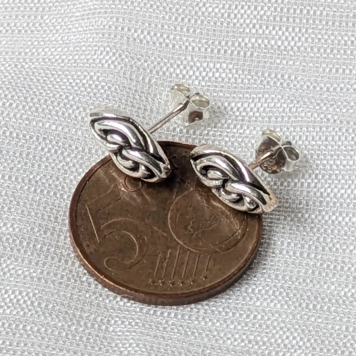 Größenvergleich: Ovale keltische Vintage-Ohrstecker aus echtem Silber auf einer 5-Cent-Münze