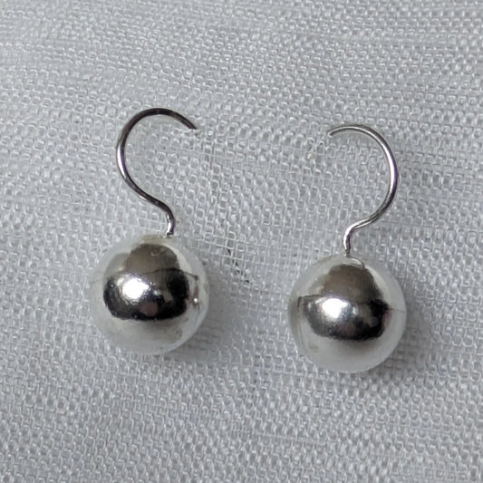 Detailaufnahme 925 Silber Ohrhänger mit glänzender Kugel und Fischhaken-Verschluss.