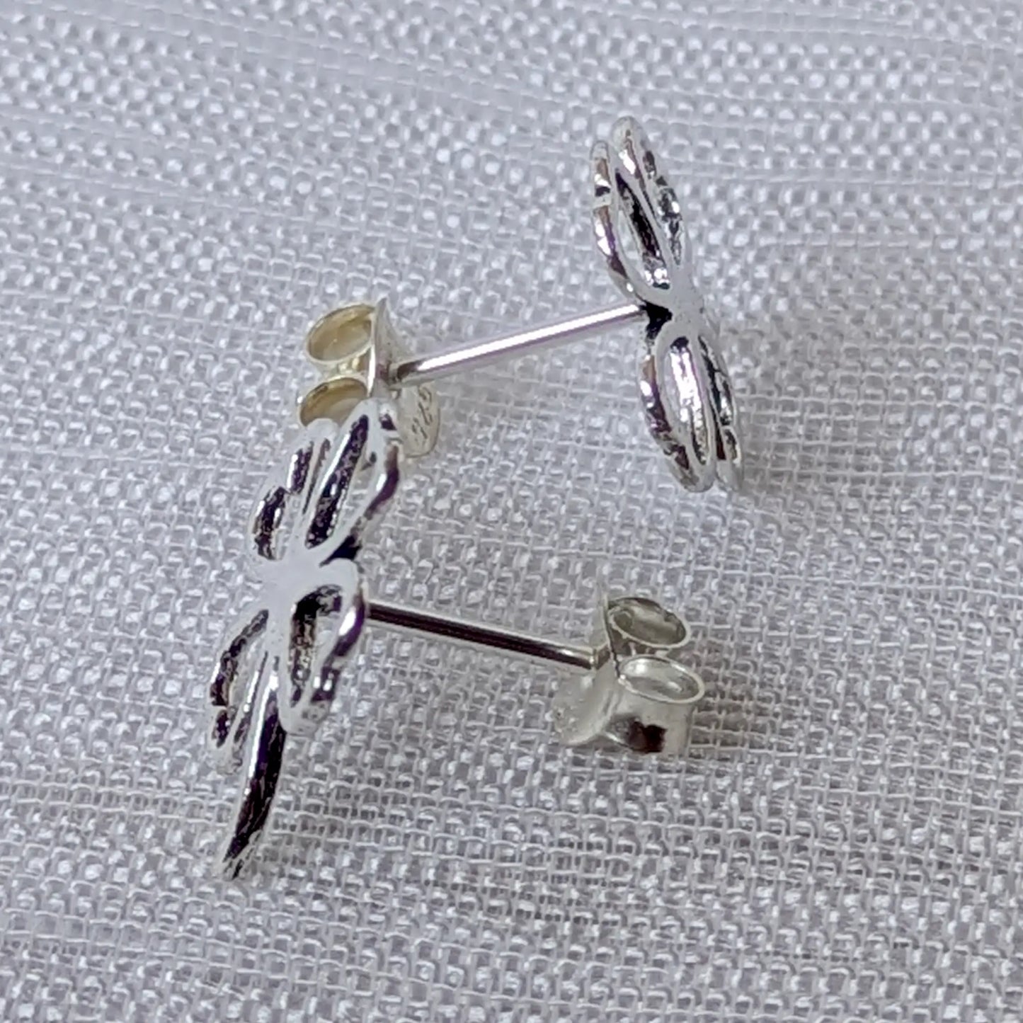 Seitenansicht Kleeblatt Ohrstecker Silber mit Stift und Stecker-Detail