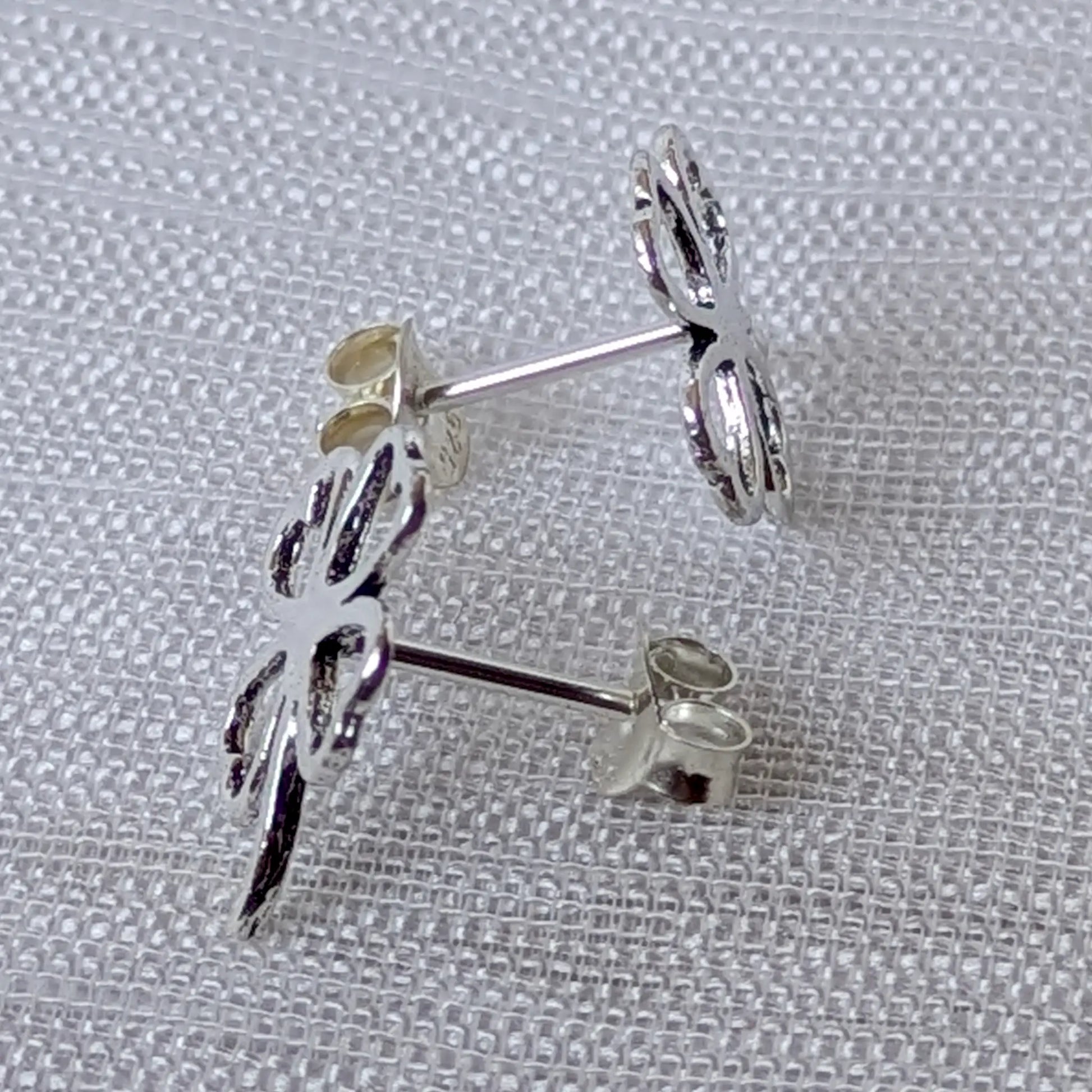 Seitenansicht Kleeblatt Ohrstecker Silber mit Stift und Stecker-Detail