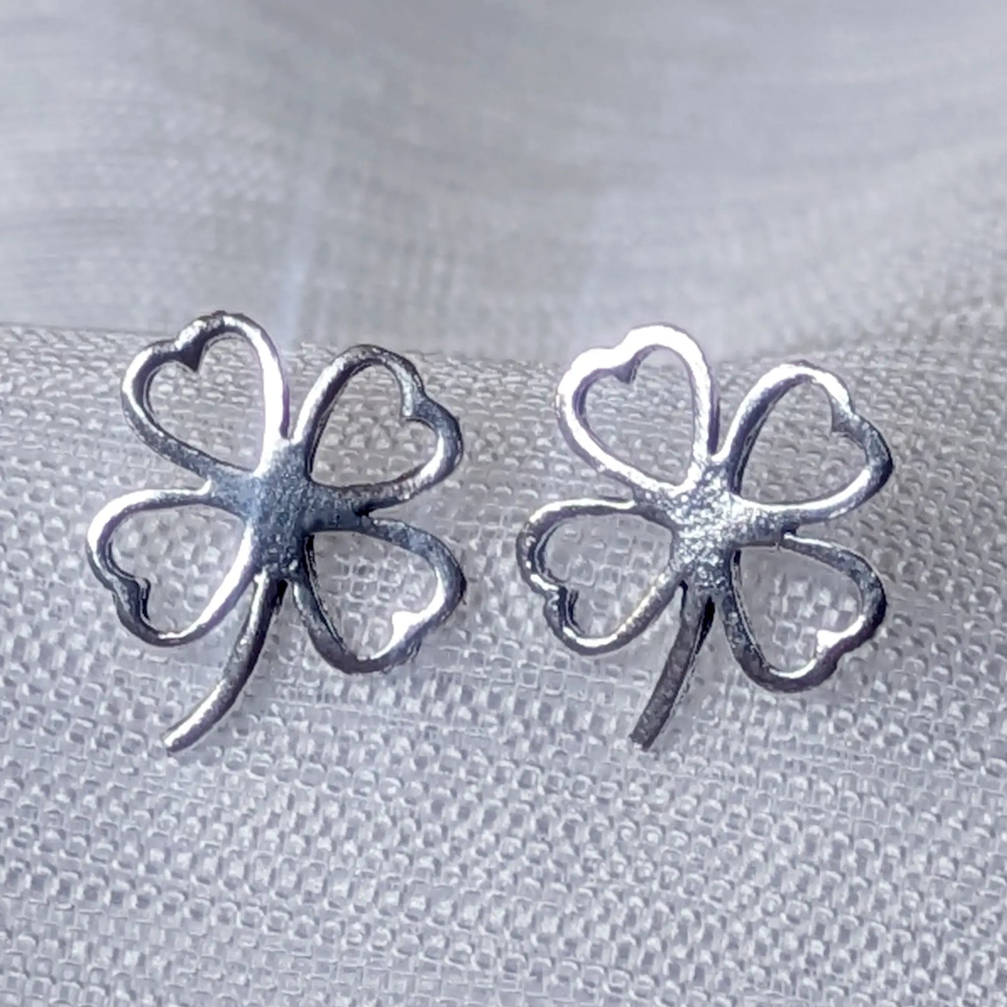 Nahaufnahme filigrane Kleeblatt Ohrstecker aus 925 Sterling Silber mit herzförmigen Blättern