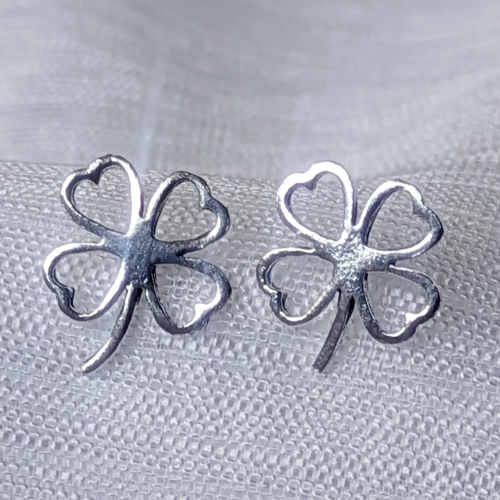 Nahaufnahme filigrane Kleeblatt Ohrstecker aus 925 Sterling Silber mit herzförmigen Blättern