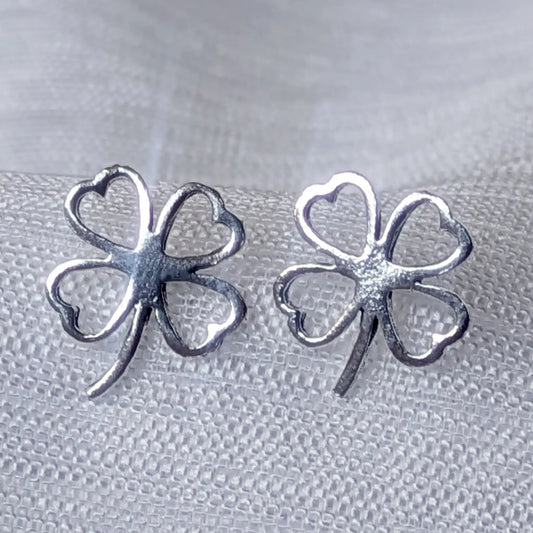 Nahaufnahme filigrane Kleeblatt Ohrstecker aus 925 Sterling Silber mit herzförmigen Blättern