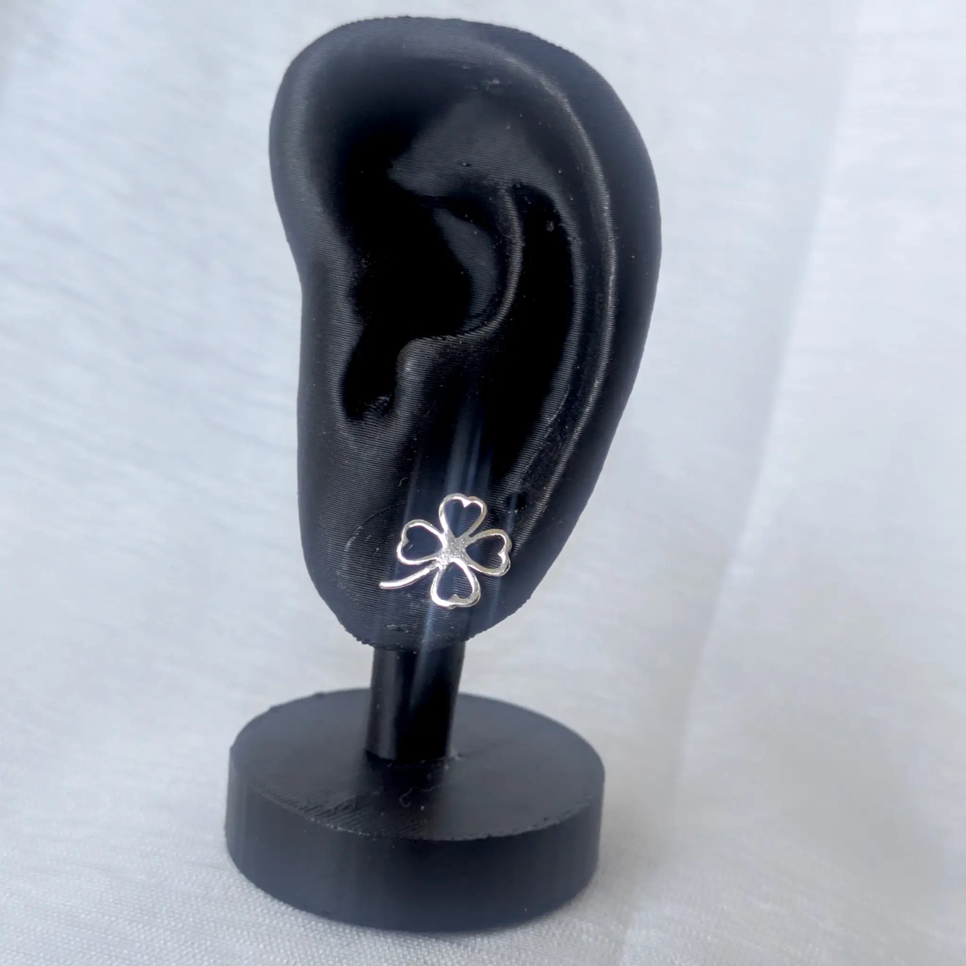 Kleeblatt Ohrstecker 925 Silber getragen am schwarzen Display-Ohr zur Größenorientierung