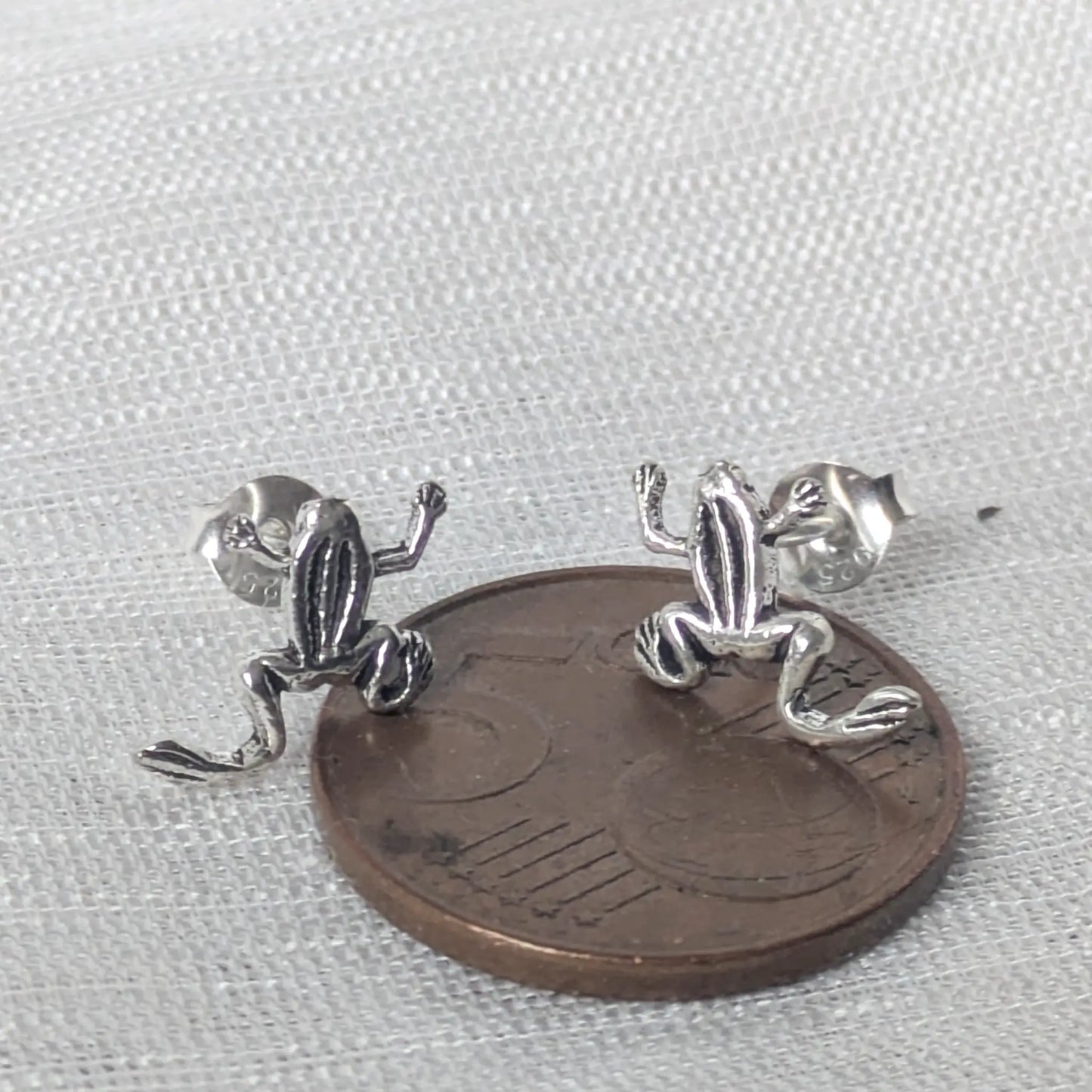 Größenvergleich Frosch Ohrstecker auf einer 5-Cent-Münze