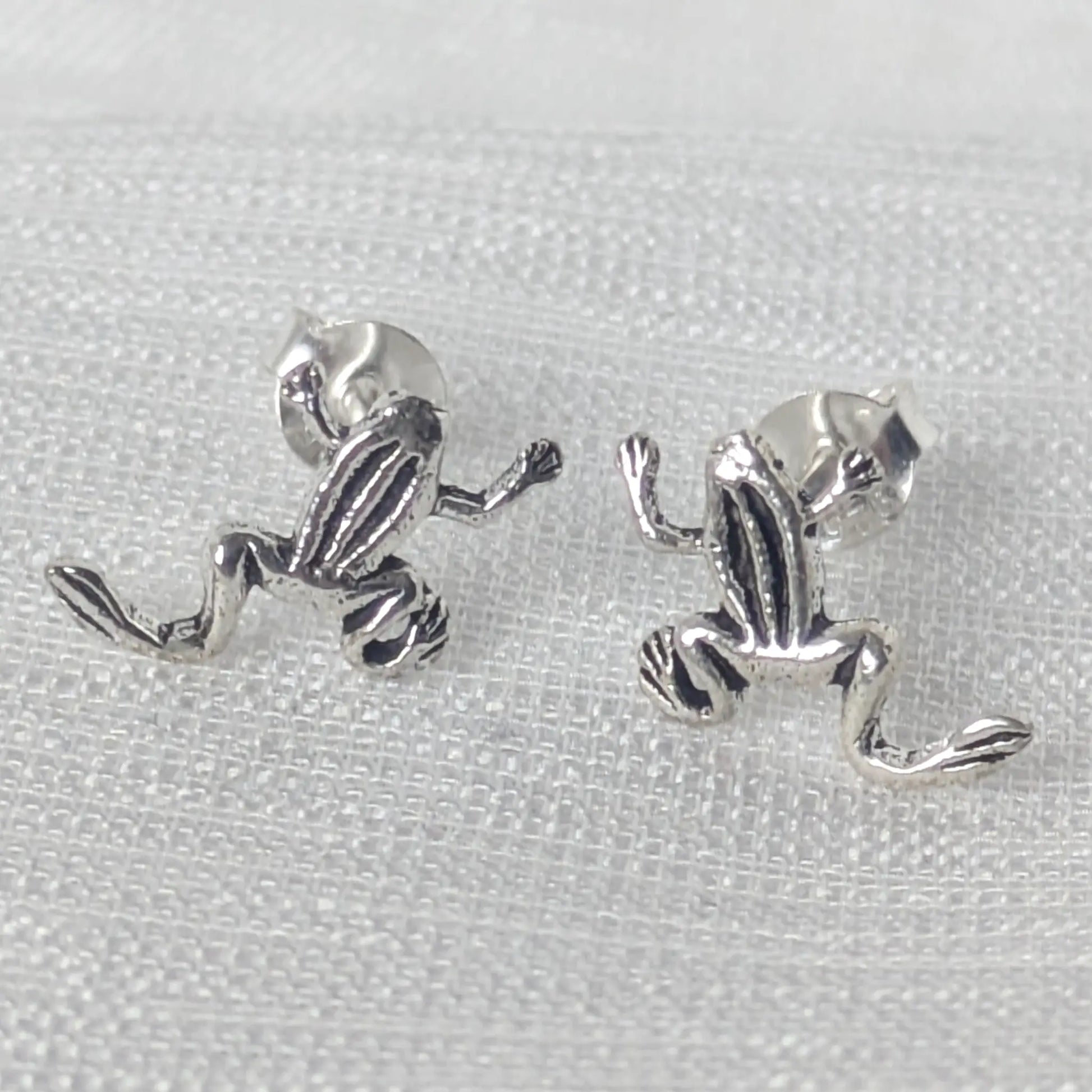 Frontalansicht Frosch Ohrstecker Paar aus Sterling Silber