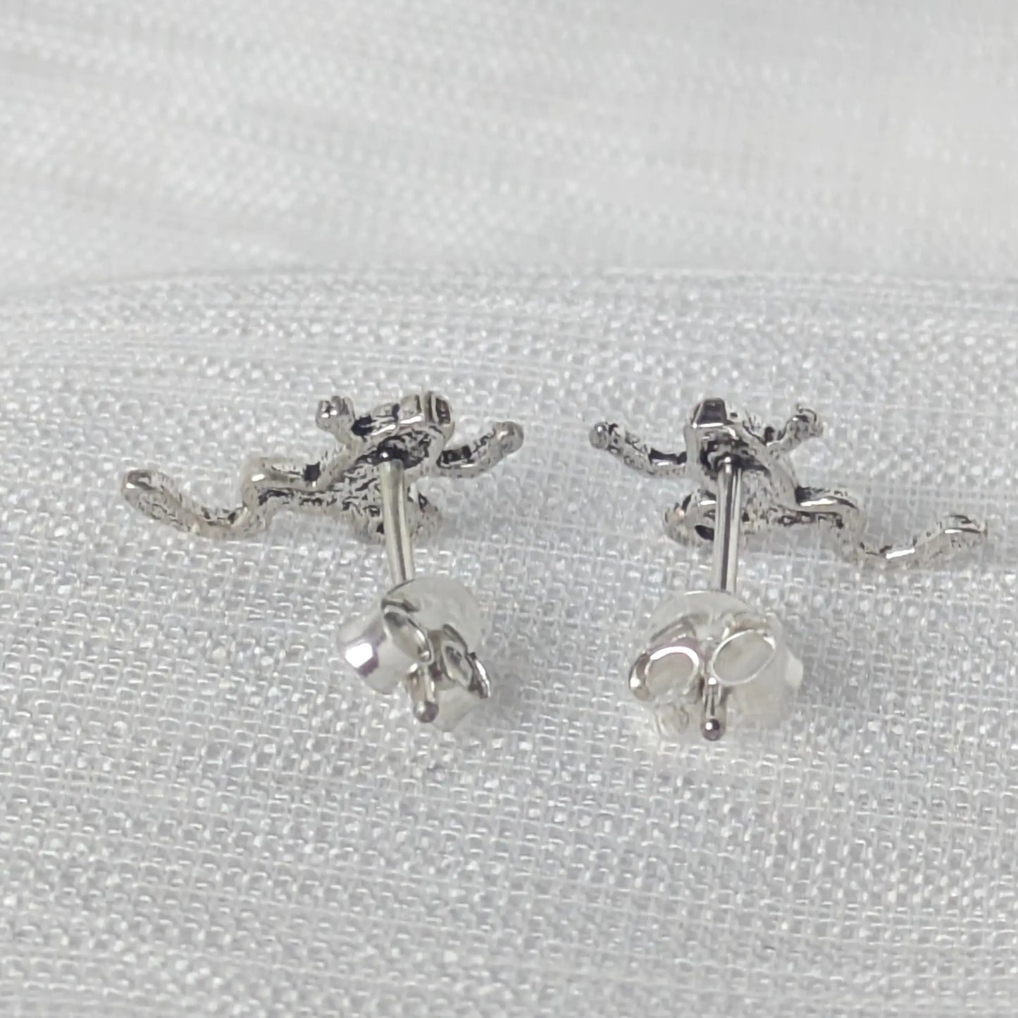 Rückansicht Frosch Ohrstecker mit 925er Stempel und Ohrmutter