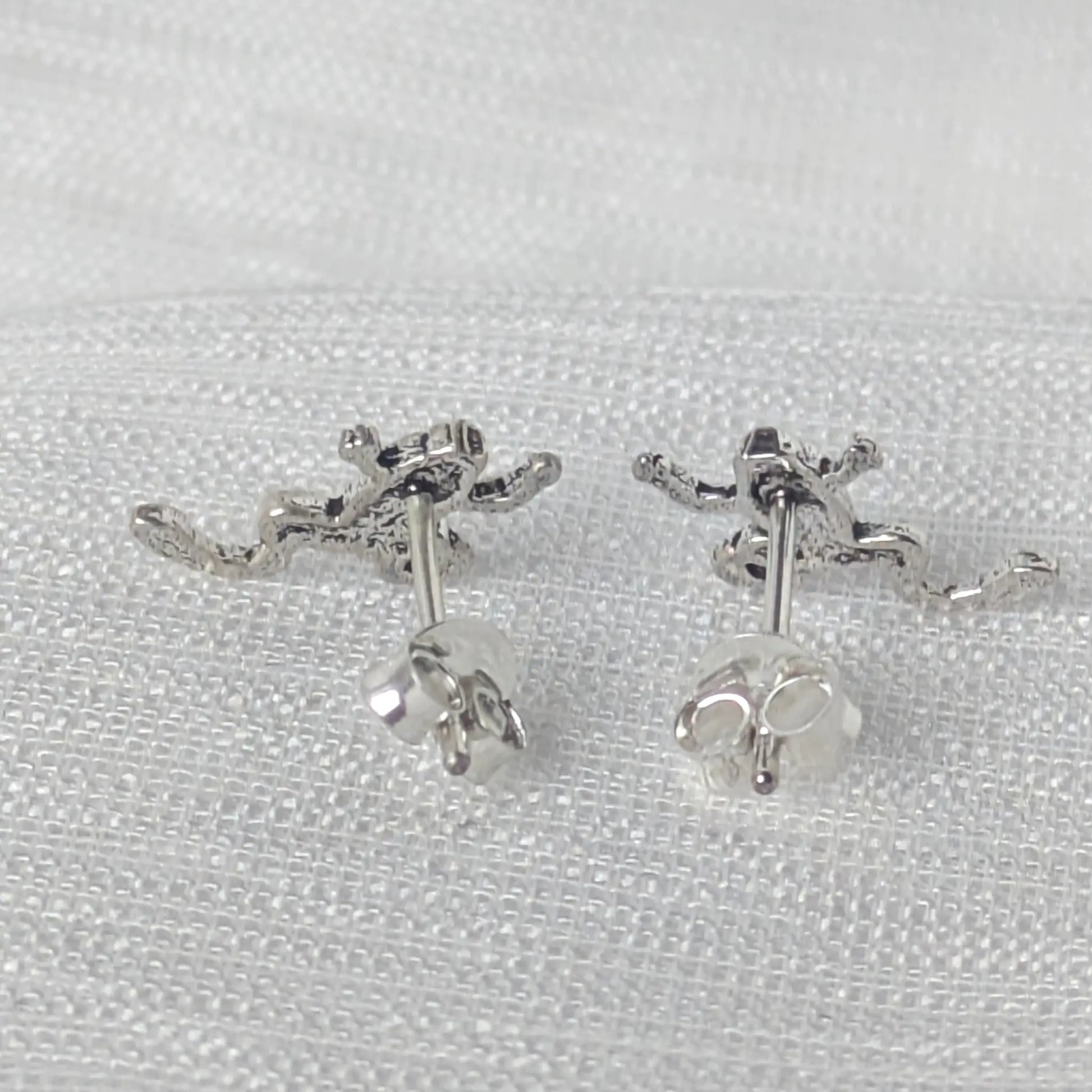 Rückansicht Frosch Ohrstecker mit 925er Stempel und Ohrmutter