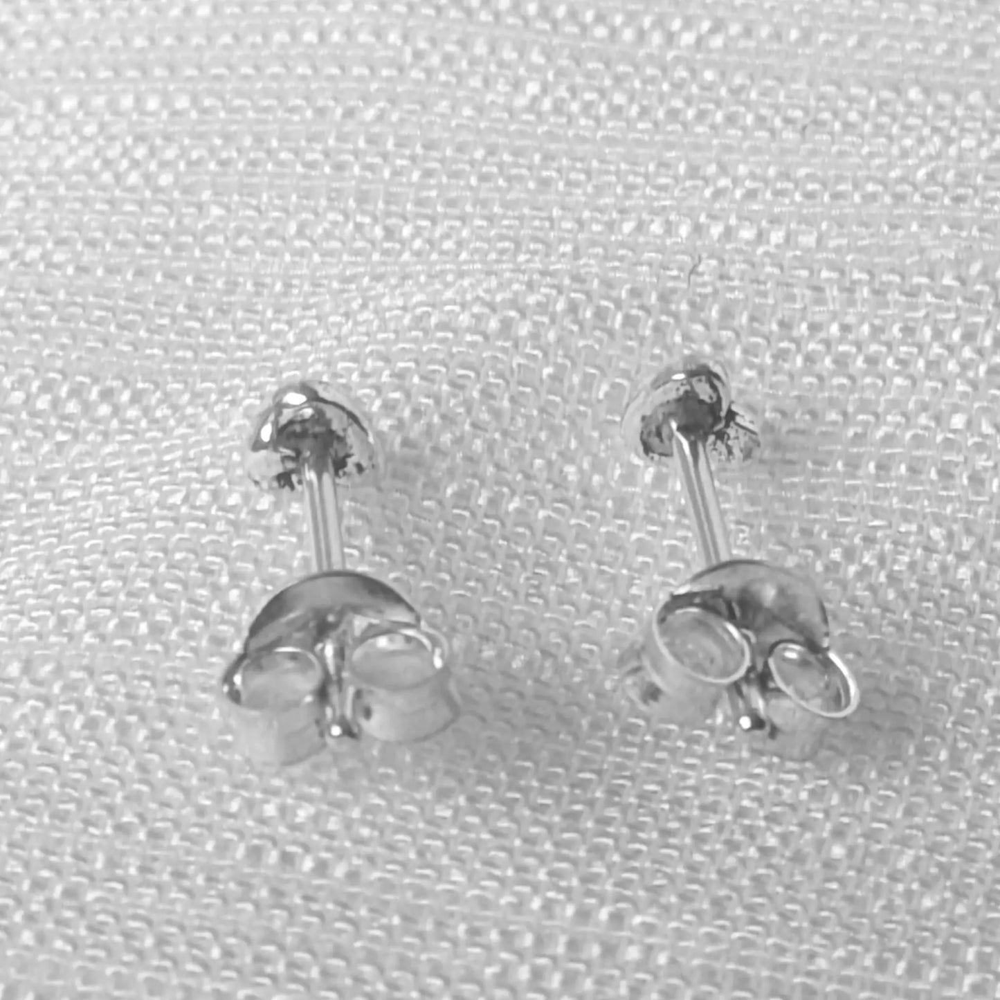 Rückseite der 925er Silber Herz-Ohrringe mit dem feinen Steckerstift und der klassischen Ohrmutter.