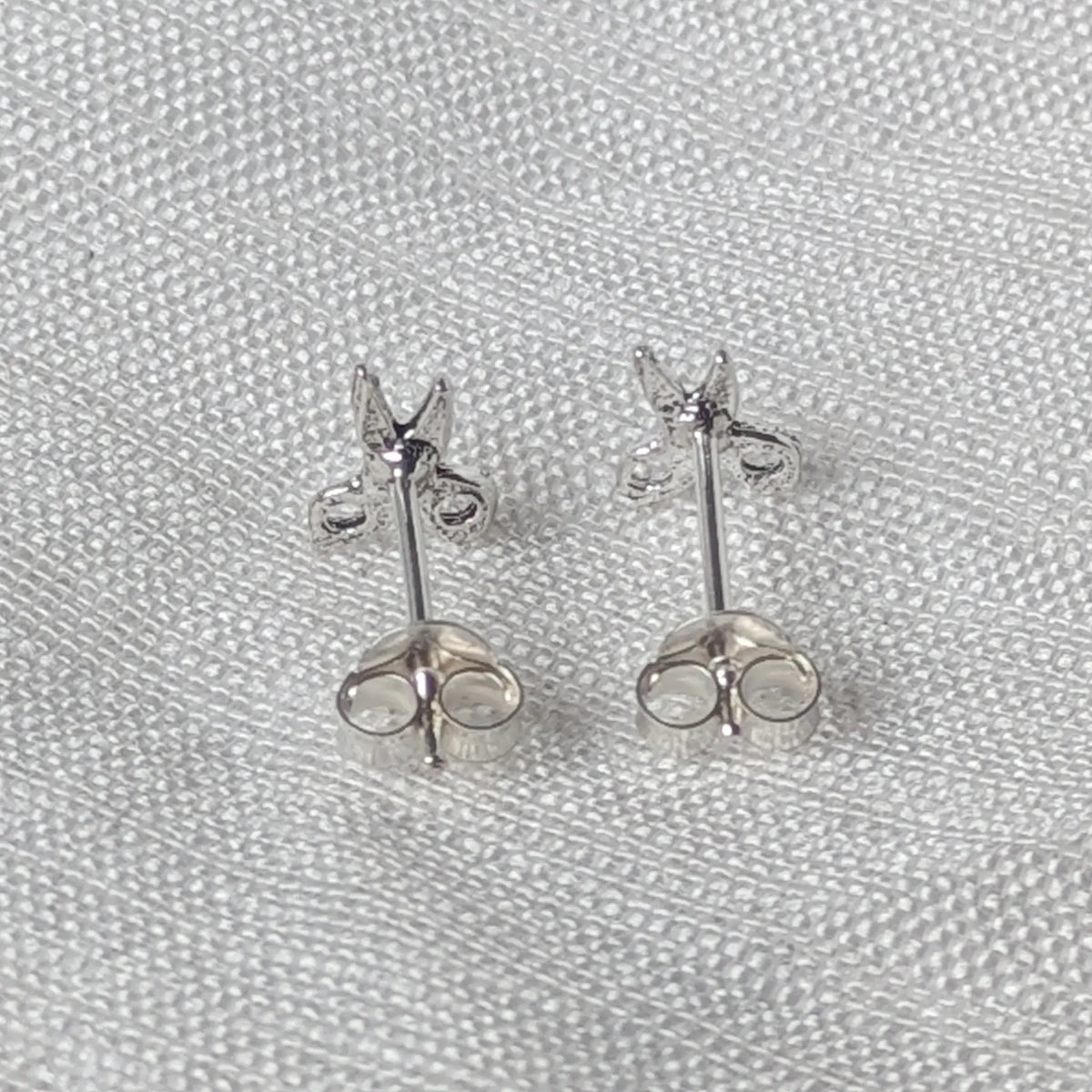 Rückseite der 925 Sterling Silber Scheren-Ohrstecker inklusive sicherem und bequemem Butterfly-Verschluss.