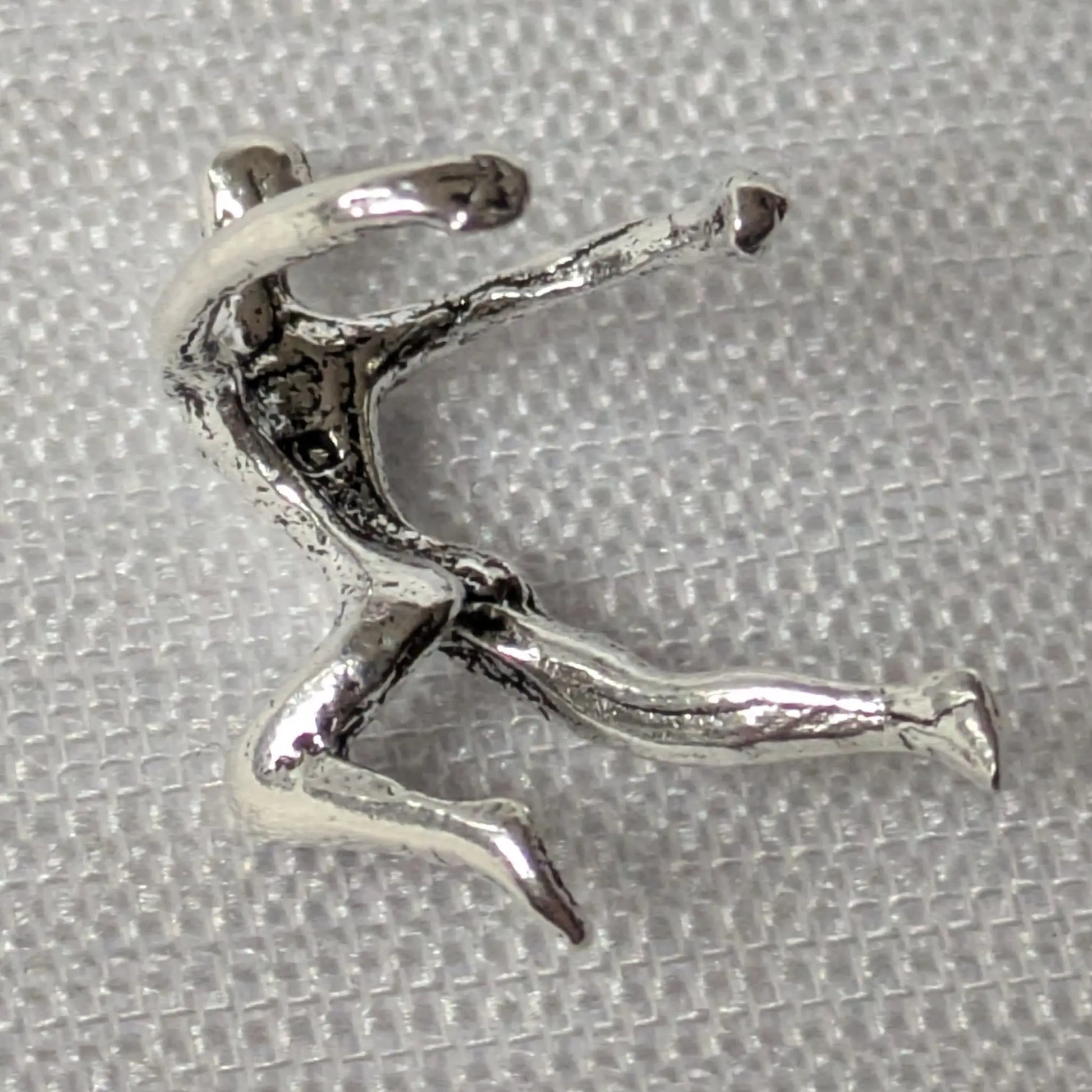 Seitenprofil des Kletterer Ear Cuffs zur Veranschaulichung der Klemm-Vorrichtung.