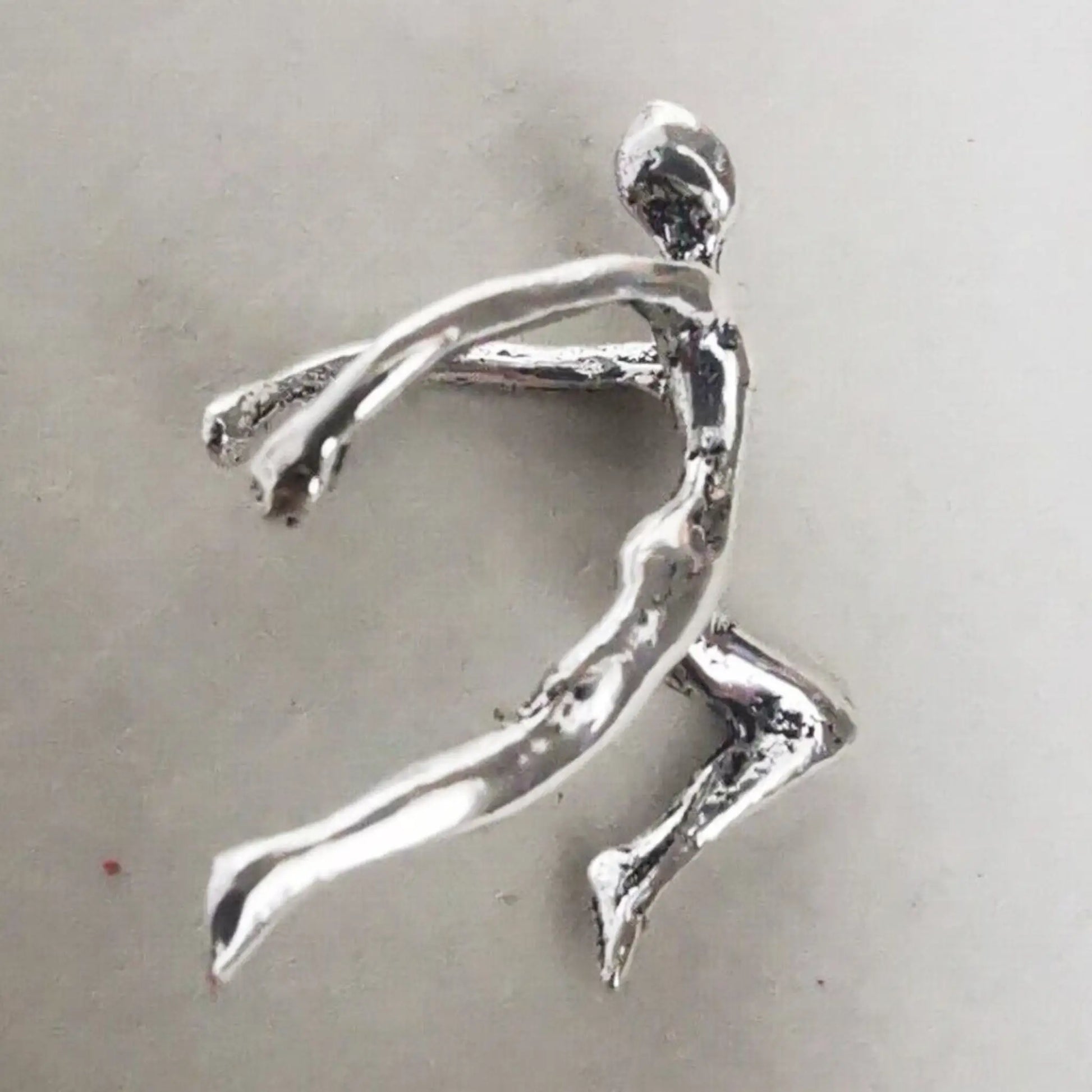 Detailansicht der plastisch ausgearbeiteten Kletterer-Figur aus 925 Silber.