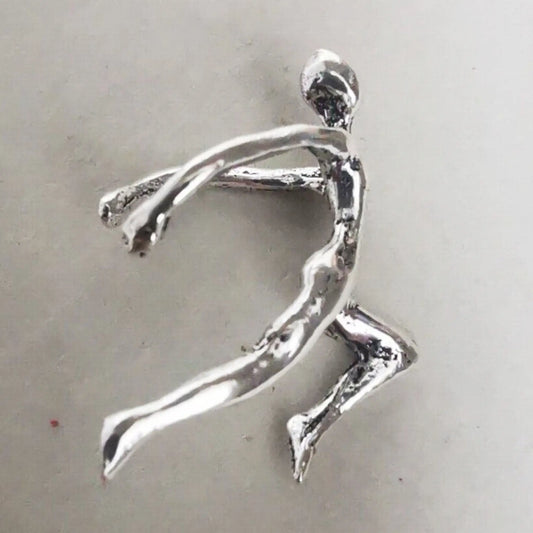 Detailansicht der plastisch ausgearbeiteten Kletterer-Figur aus 925 Silber.