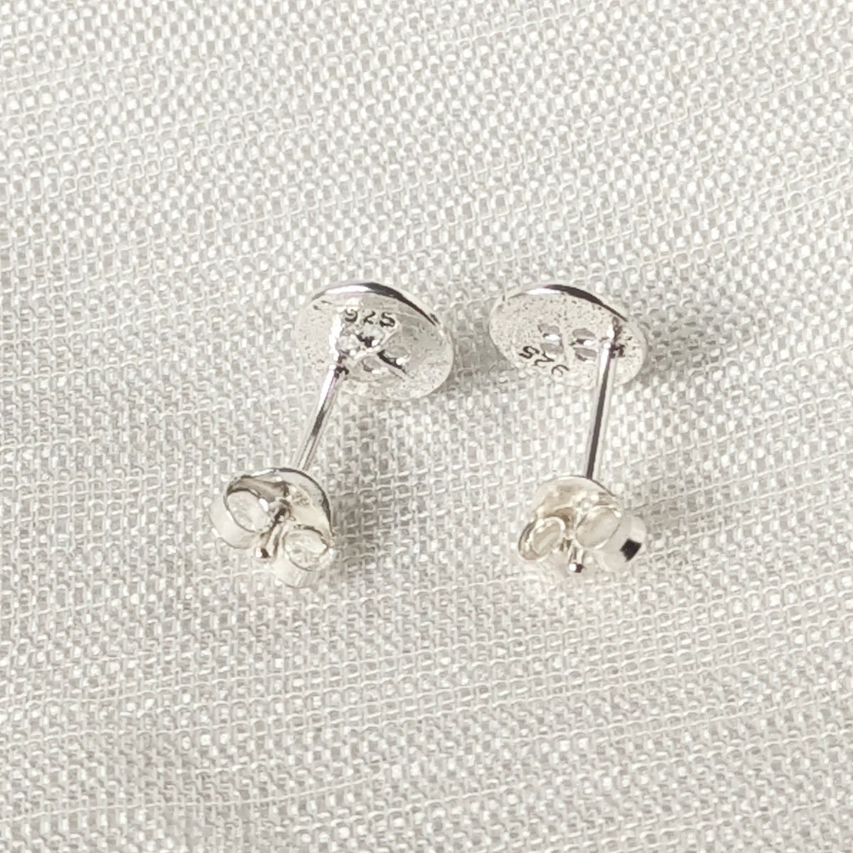 Rückansicht der Silber-Ohrstecker Motiv Knopf mit stabilem Poussette-Verschluss.