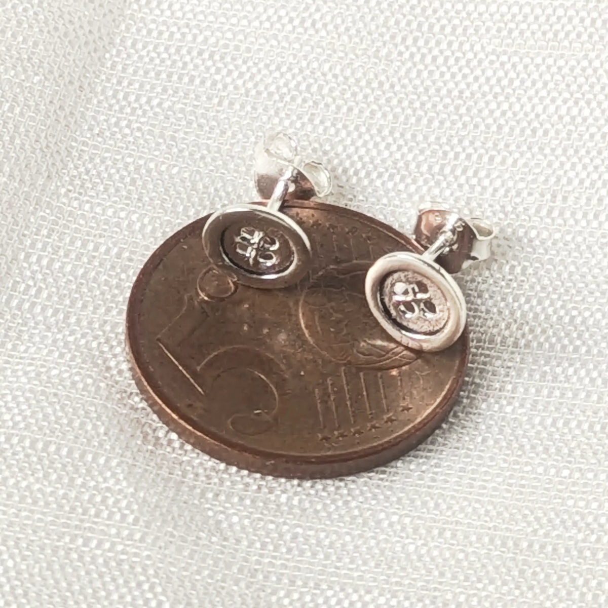 Kleine 925 Silber Knopf Ohrstecker liegend auf einer 5-Cent-Münze zum präzisen Größenvergleich.
