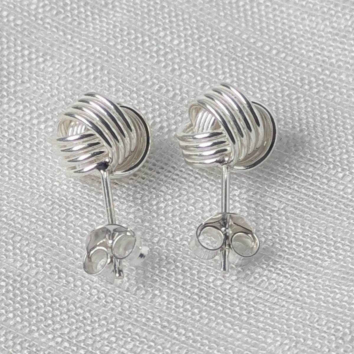 Rückseite der 925 Silber Knoten-Ohrstecker mit glatter Auflagefläche und mittig platziertem Steckerstift für sicheren Halt.