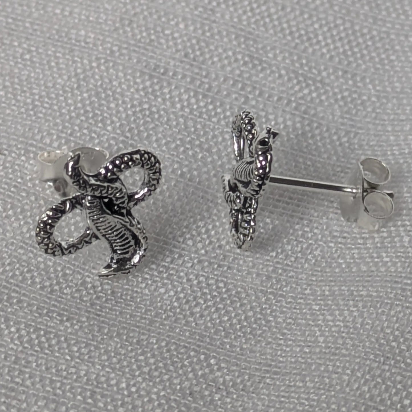 Detailaufnahme Kobra Ohrring Silber Profil Ansicht Schuppenmuster.
