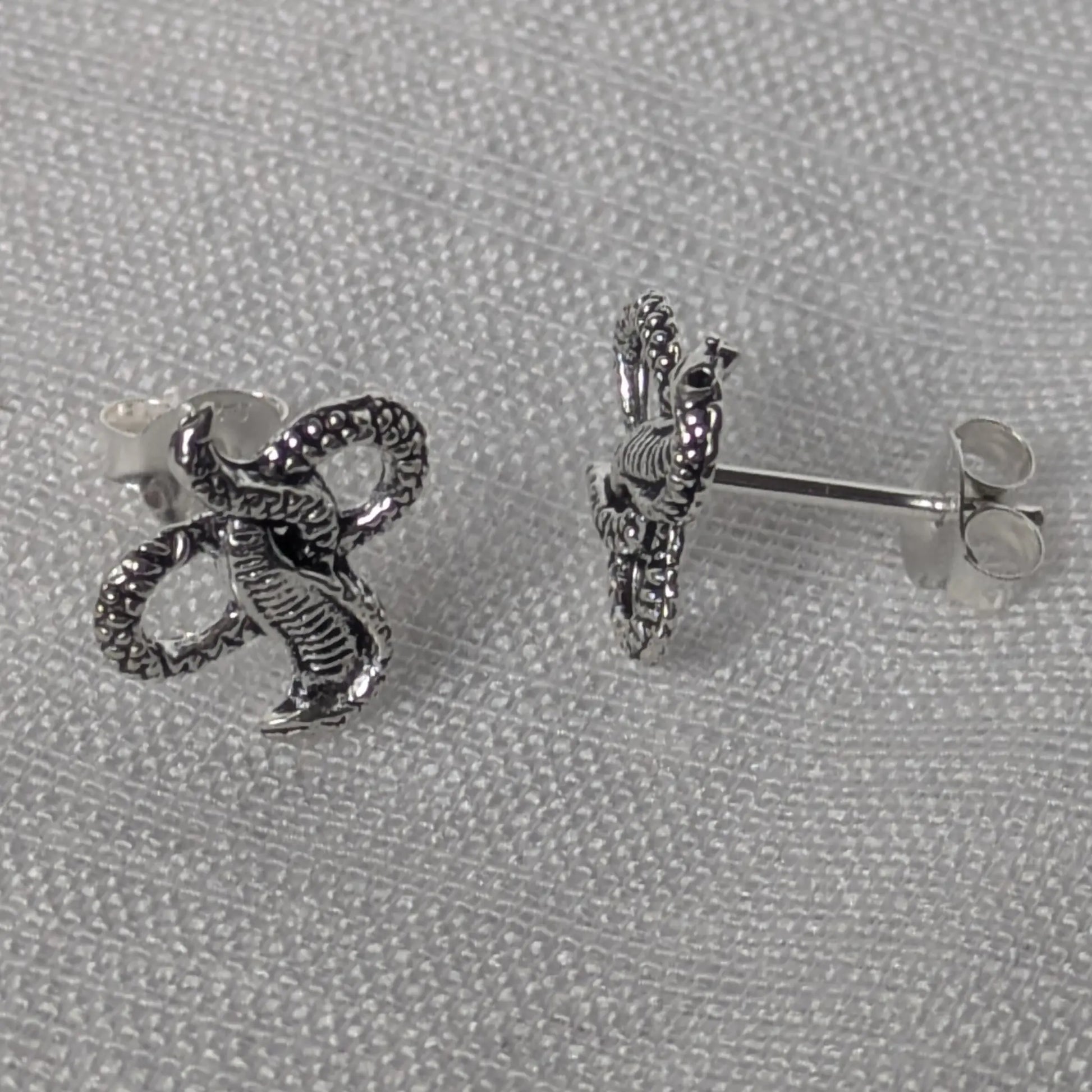 Detailaufnahme Kobra Ohrring Silber Profil Ansicht Schuppenmuster.