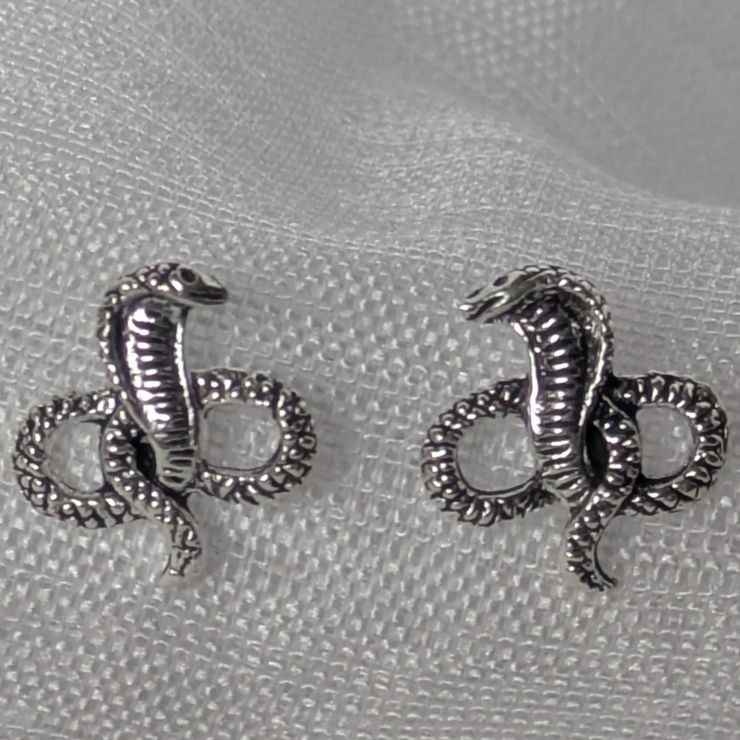 Kobra Ohrstecker 925 Silber Paar Ansicht von vorne detailliert.