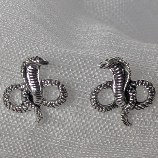 Kobra Ohrstecker 925 Silber Paar Ansicht von vorne detailliert.