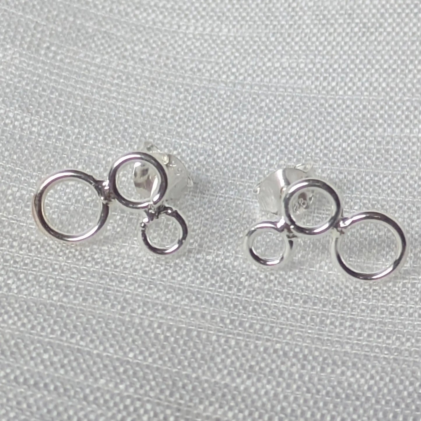 Detaillierte Nahaufnahme der drei verbundenen Kreise der 925 Silber Ohrstecker