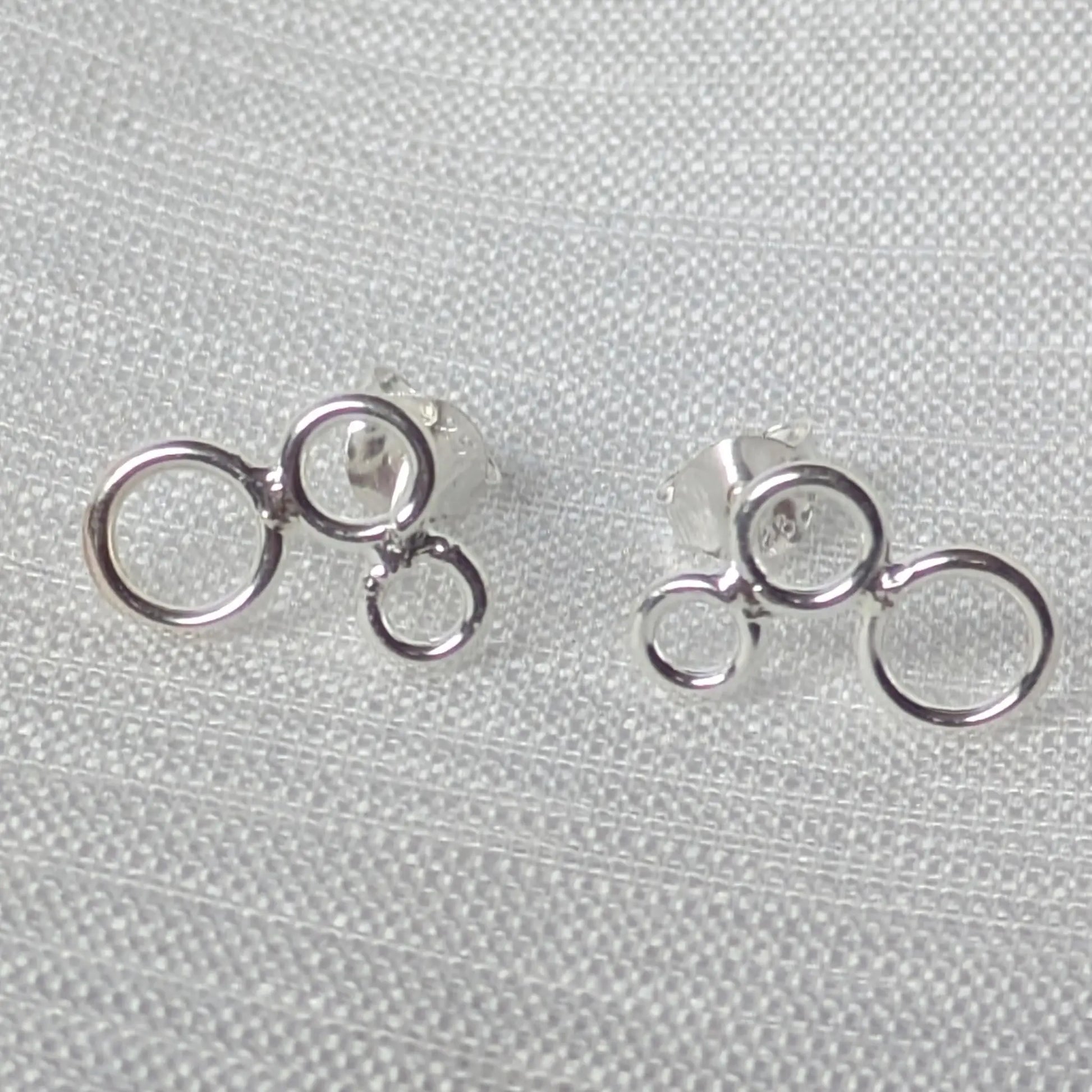Detaillierte Nahaufnahme der drei verbundenen Kreise der 925 Silber Ohrstecker